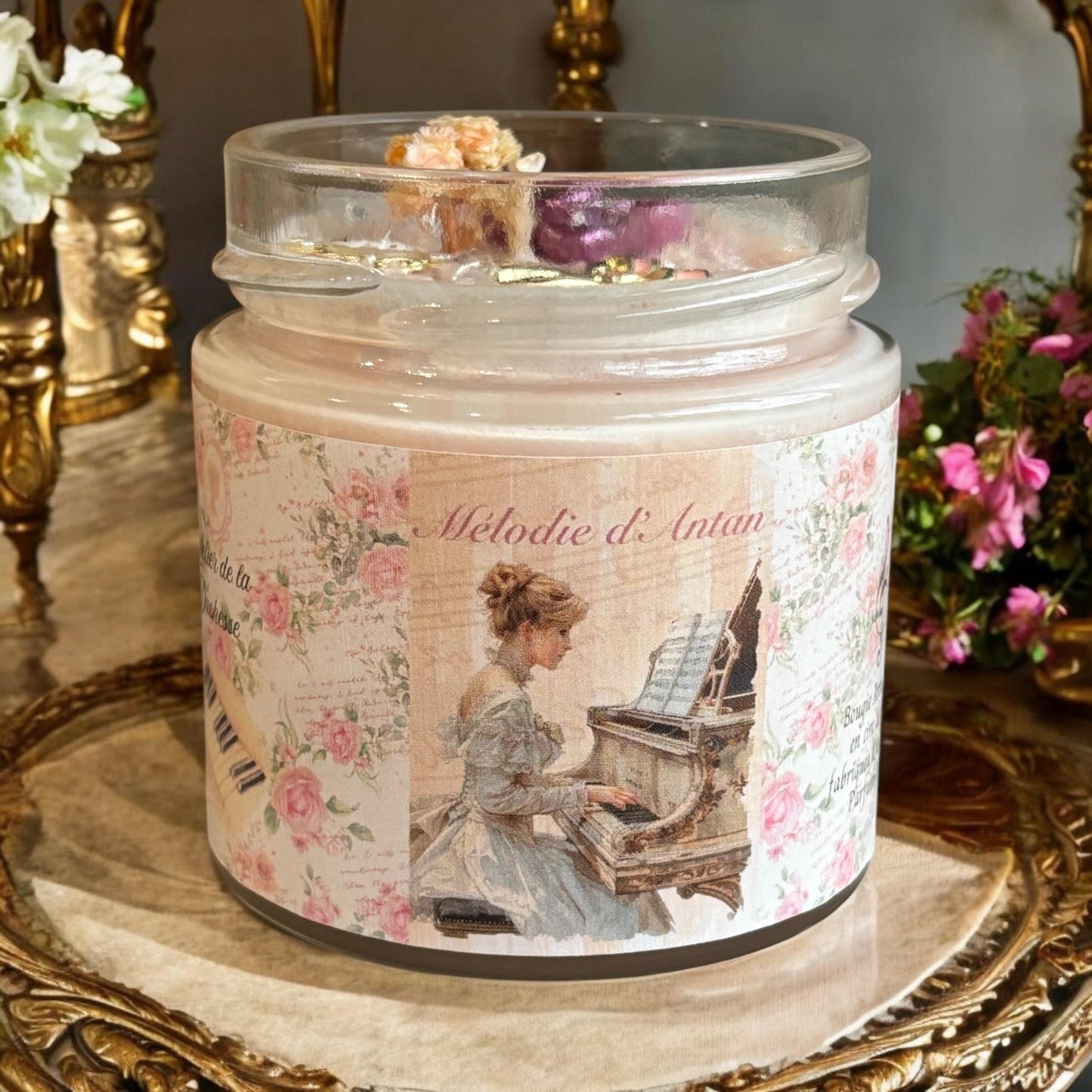 Bougie Mélodie d’Antan, parfum Néroli, bougie anglaise, bougie Bridgerton, bougie victorienne, bougie parfumée, déco élégante.