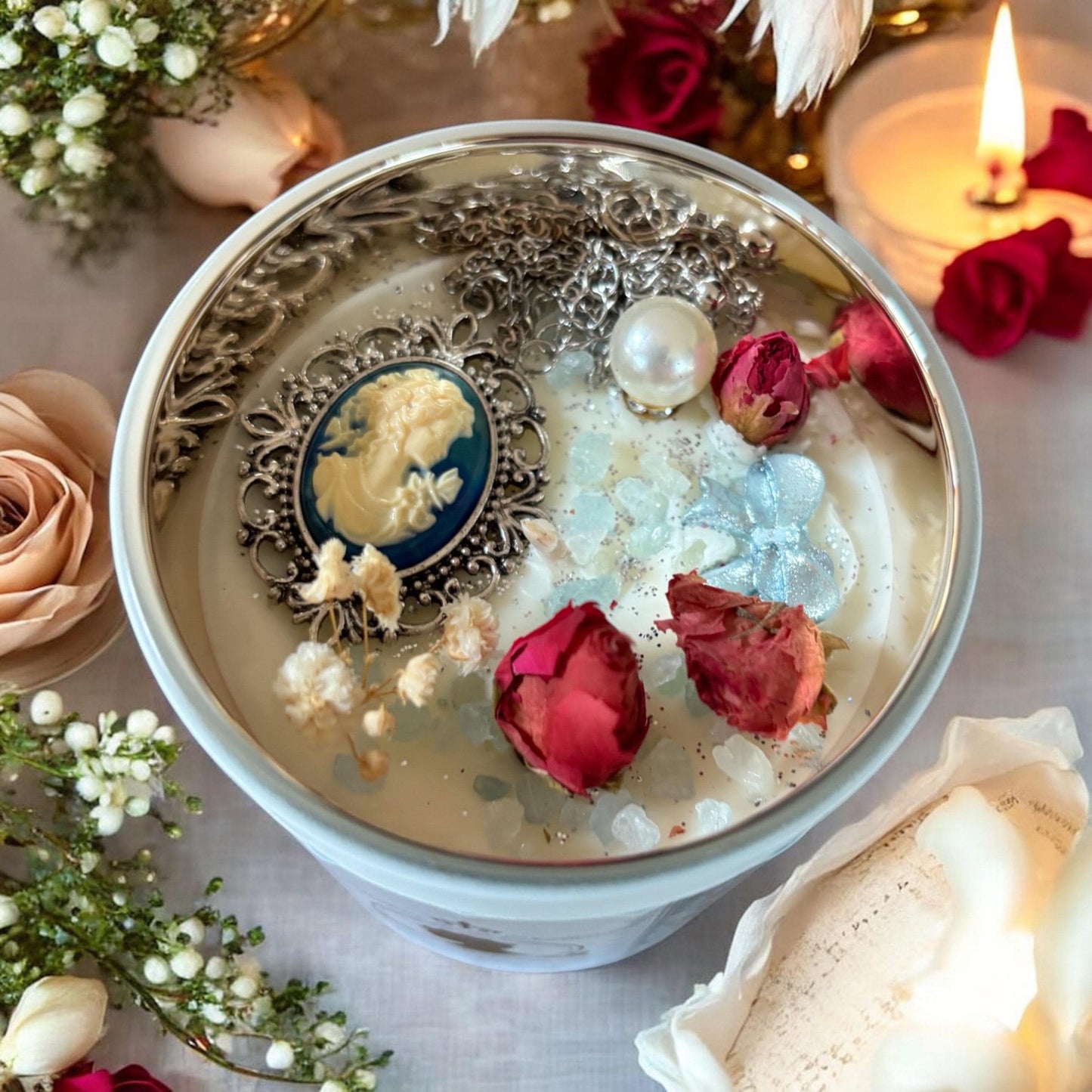 Bougie Lady Whistledown, parfum fleur de cerisier, bougie Bridgerton, bougie luxe, ambiance romantique, bijou vintage, camée.
