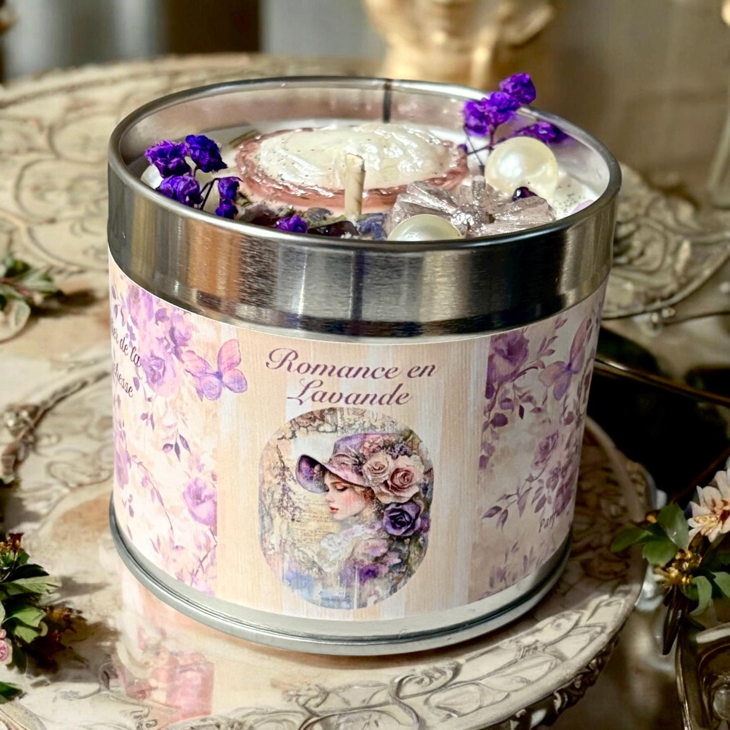 Bougie romance en lavande, parfum rose lavande, bougie anglaise, bougie Bridgerton, bougie shabby chic, bougie aux fleurs séchées.