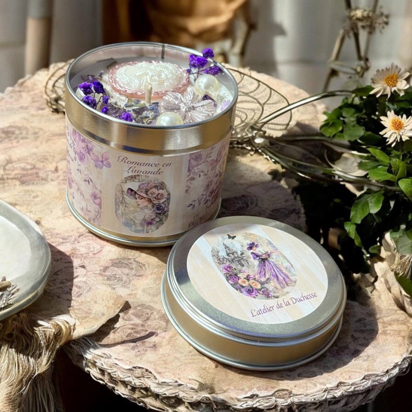 Bougie romance en lavande, parfum rose lavande, bougie anglaise, bougie Bridgerton, bougie shabby chic, bougie aux fleurs séchées.