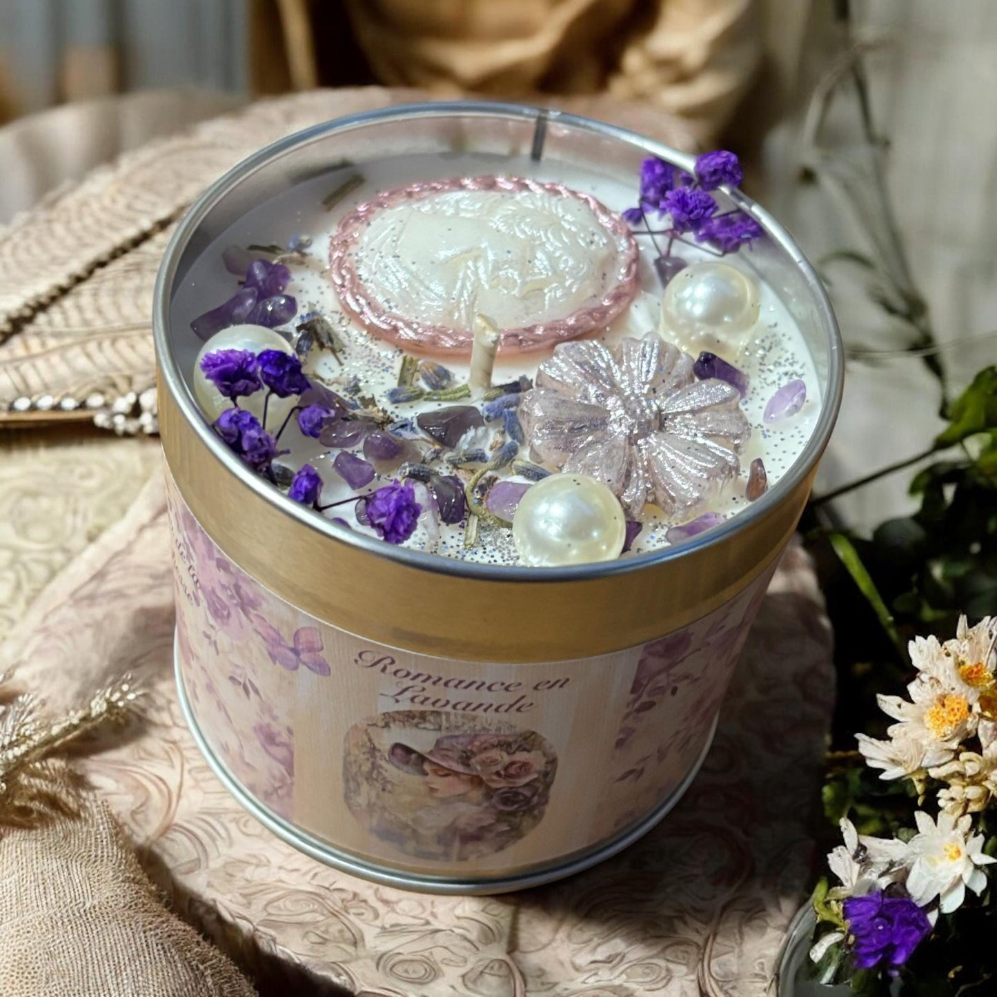 Bougie romance en lavande, parfum rose lavande, bougie anglaise, bougie Bridgerton, bougie shabby chic, bougie aux fleurs séchées.