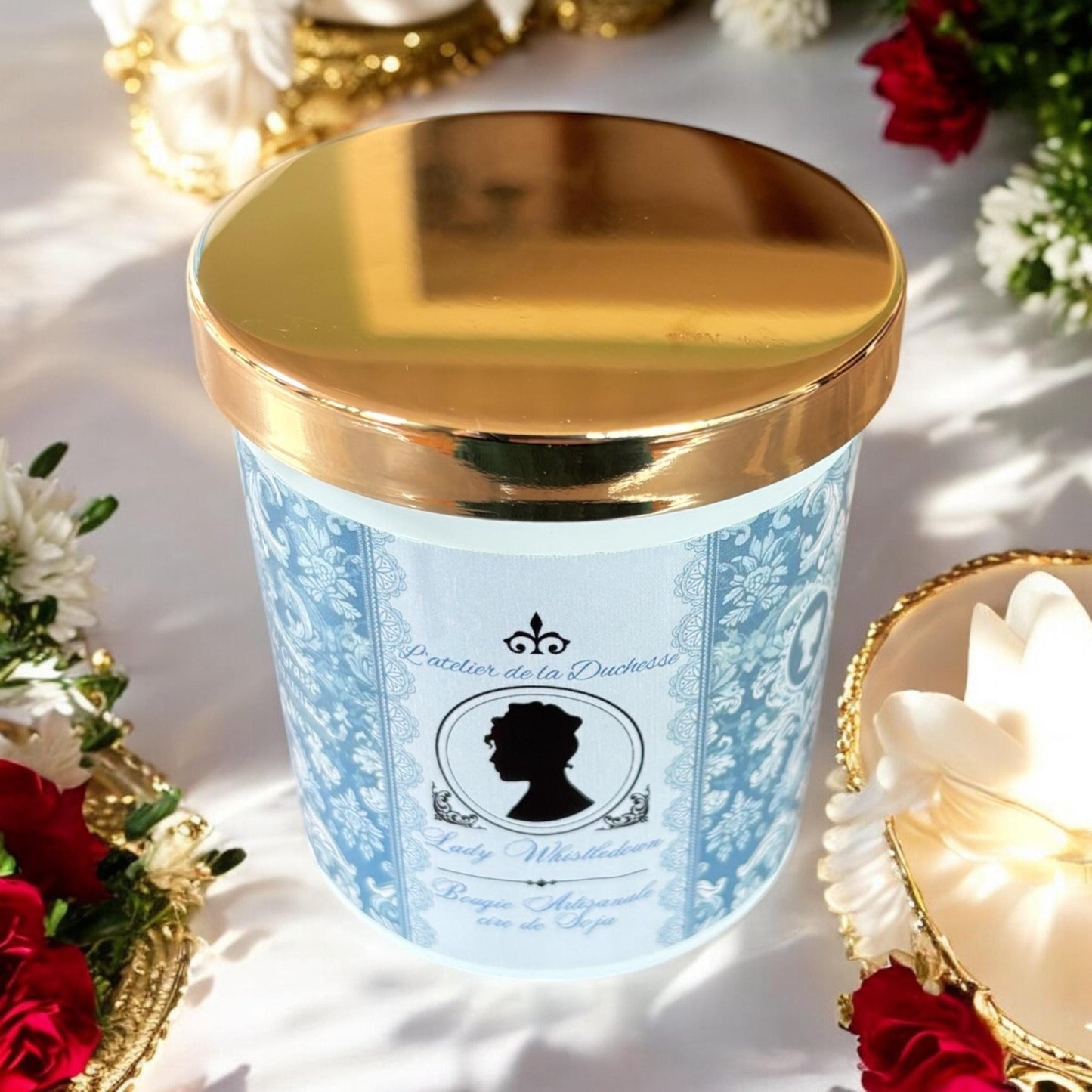 Bougie Lady Whistledown, parfum fleur de cerisier, bougie Bridgerton, bougie luxe, ambiance romantique, bijou vintage, camée.
