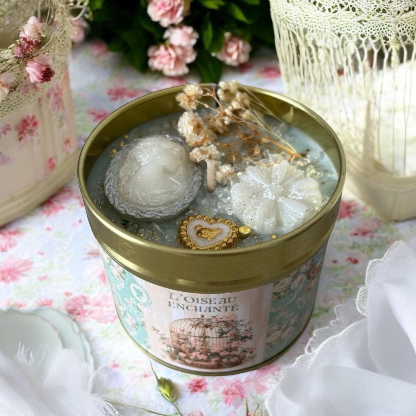 Bougie L'oiseau enchanté, parfum Mimosa, bougie anglaise, bougie Mimosa, bougie shabby chic, bougie avec cristaux, élégance vintage.
