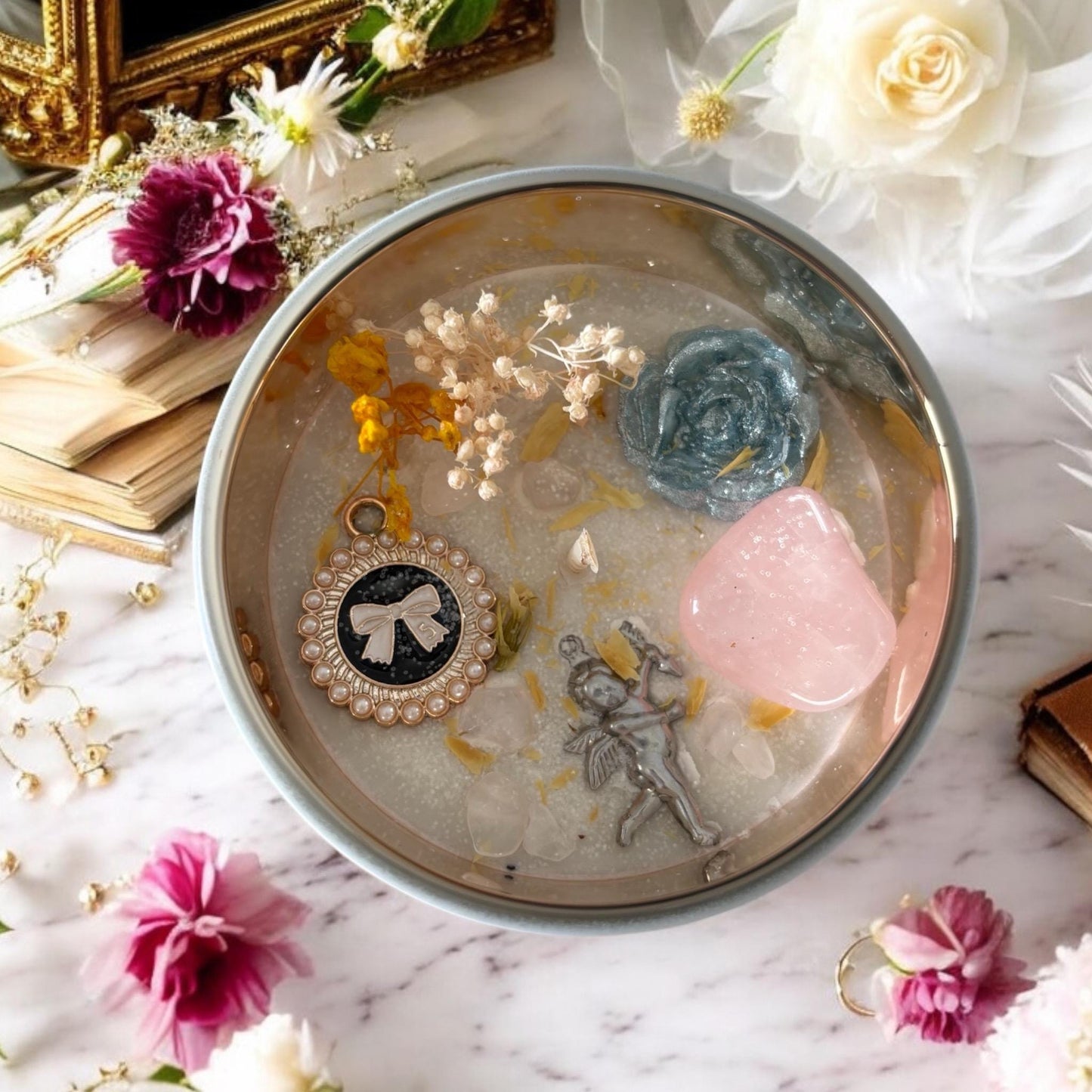 Bougie romance de Cupidon, parfum vanille des iles, bougie anglaise, bougie Bridgerton, bougie élégante, bougie florale, bougie luxe, ange.