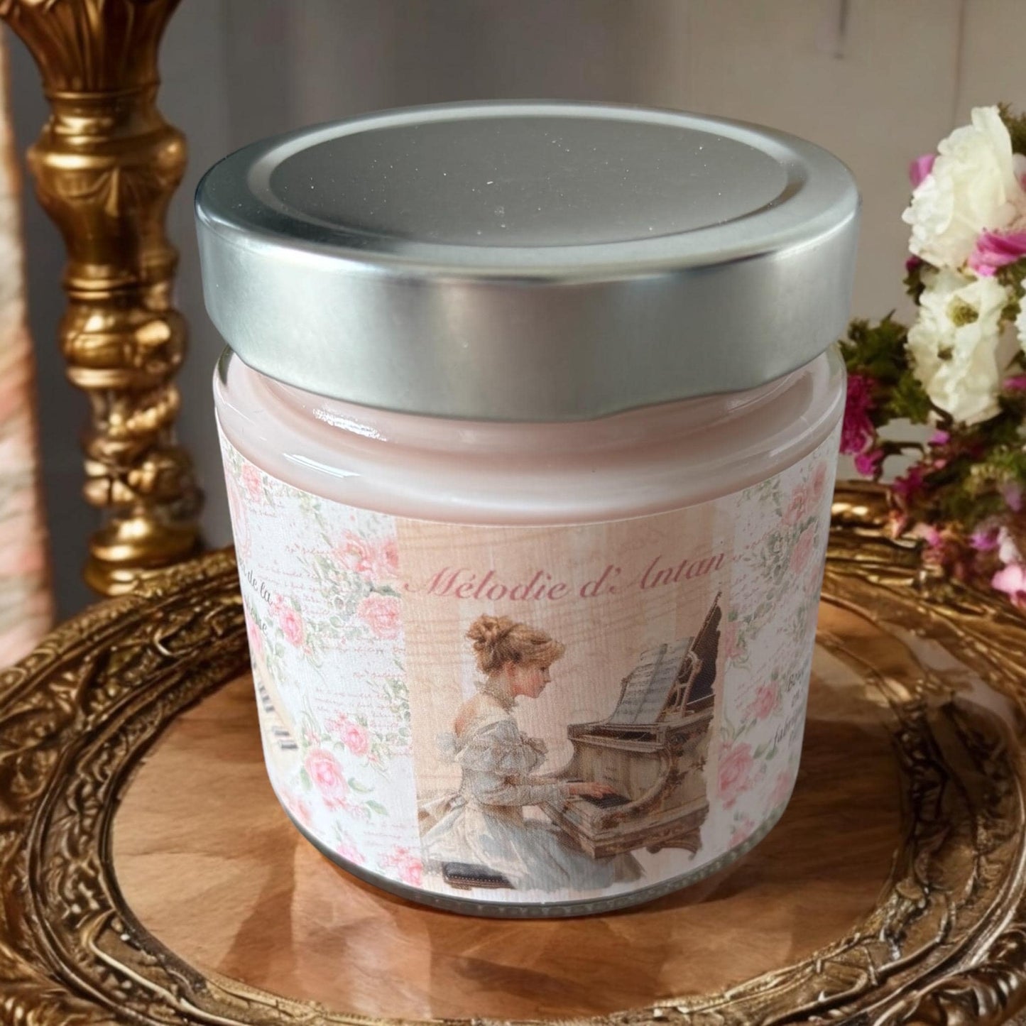 Bougie Mélodie d’Antan, parfum Néroli, bougie anglaise, bougie Bridgerton, bougie victorienne, bougie parfumée, déco élégante.
