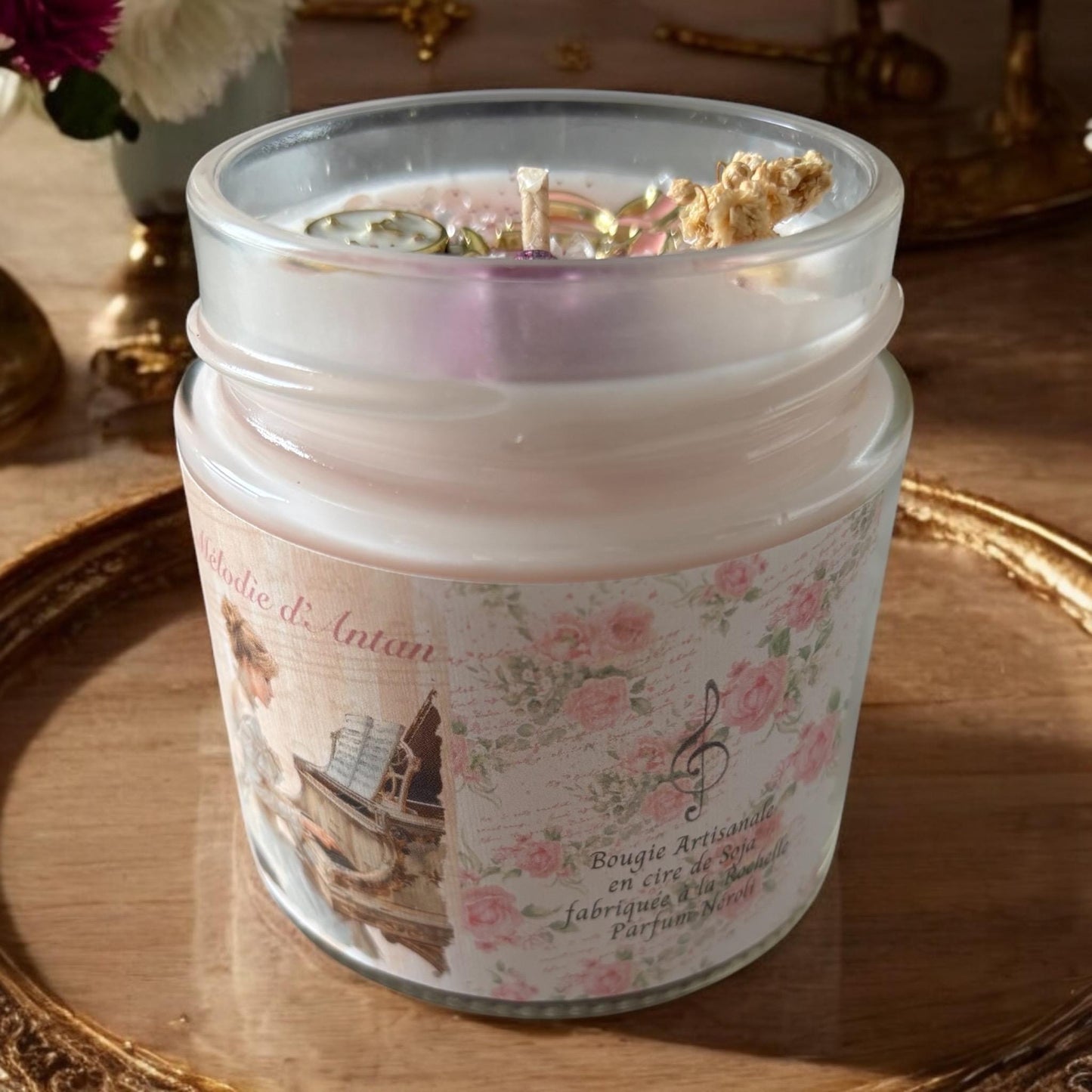 Bougie Mélodie d’Antan, parfum Néroli, bougie anglaise, bougie Bridgerton, bougie victorienne, bougie parfumée, déco élégante.