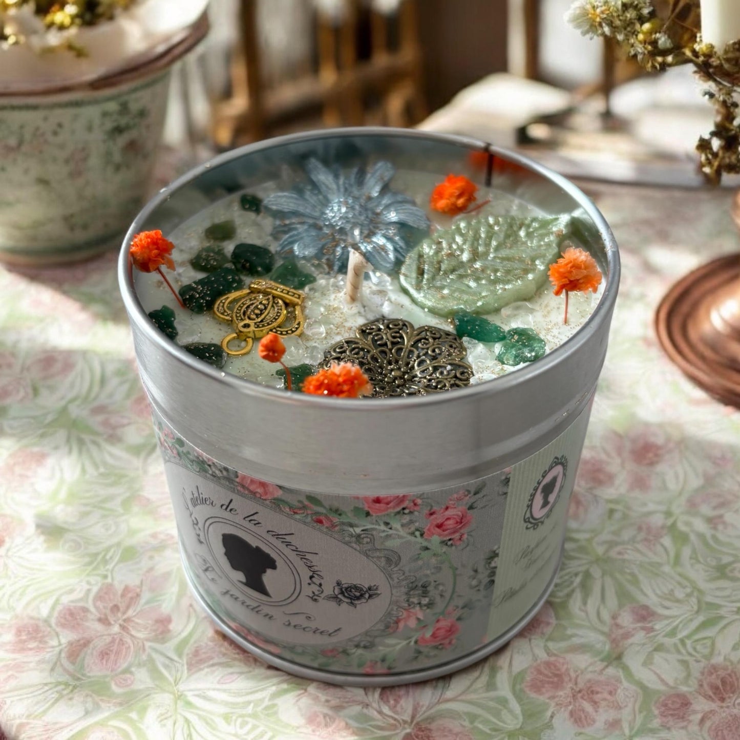 Bougie le jardin secret, parfum pétales d’oranger, bougie anglaise, bougie Bridgerton, bougie florale, pierres d’Aventurine.