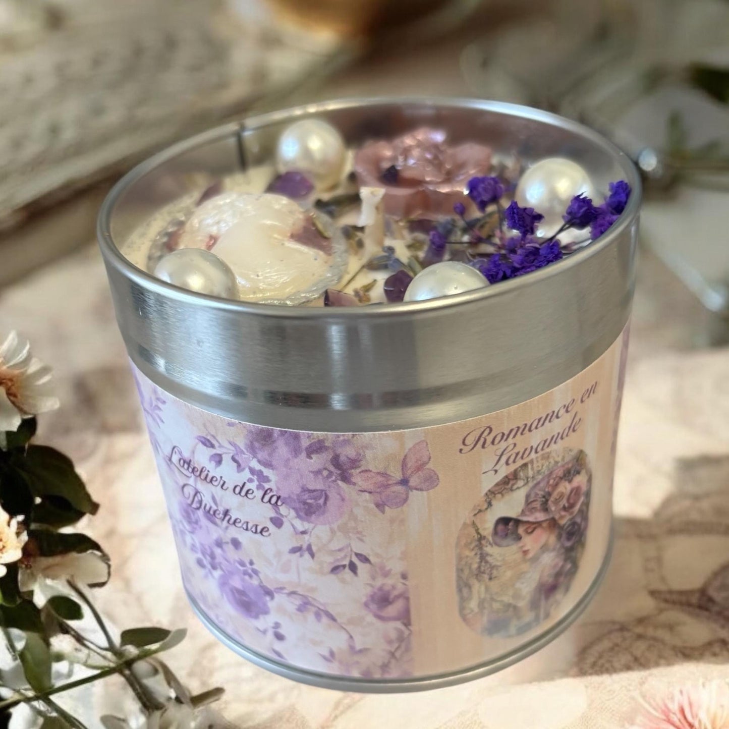 Bougie romance en lavande, parfum rose lavande, bougie anglaise, bougie Bridgerton, bougie shabby chic, bougie aux fleurs séchées.