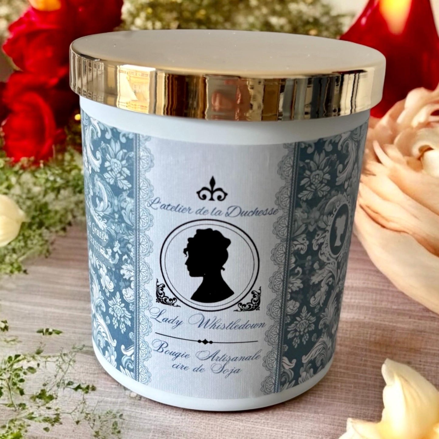 Bougie Lady Whistledown, parfum fleur de cerisier, bougie Bridgerton, bougie luxe, ambiance romantique, bijou vintage, camée.