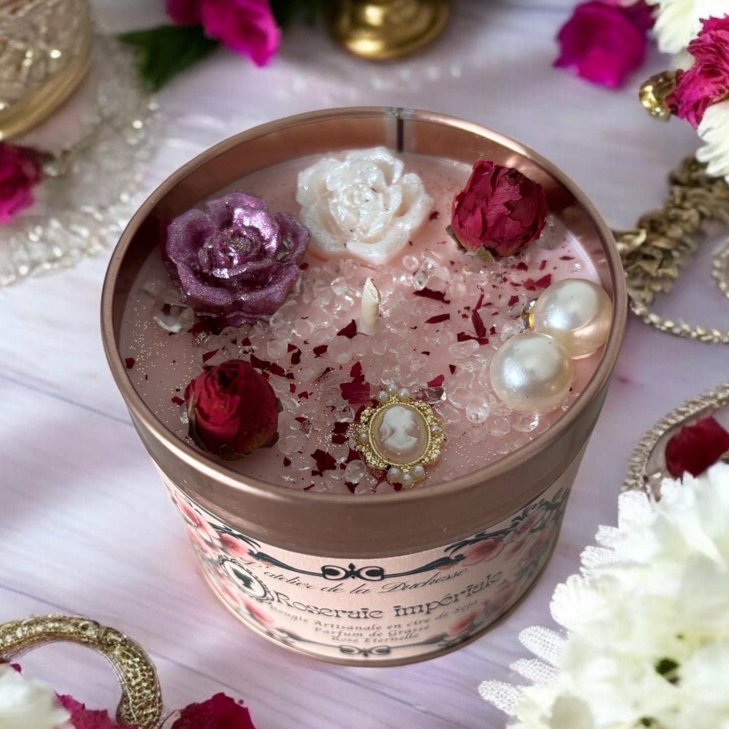 Bougie Roseraie impériale, parfum rose éternelle, bougie Bridgerton, bougie romantique, bougie perles et cristaux, ambiance romantique.