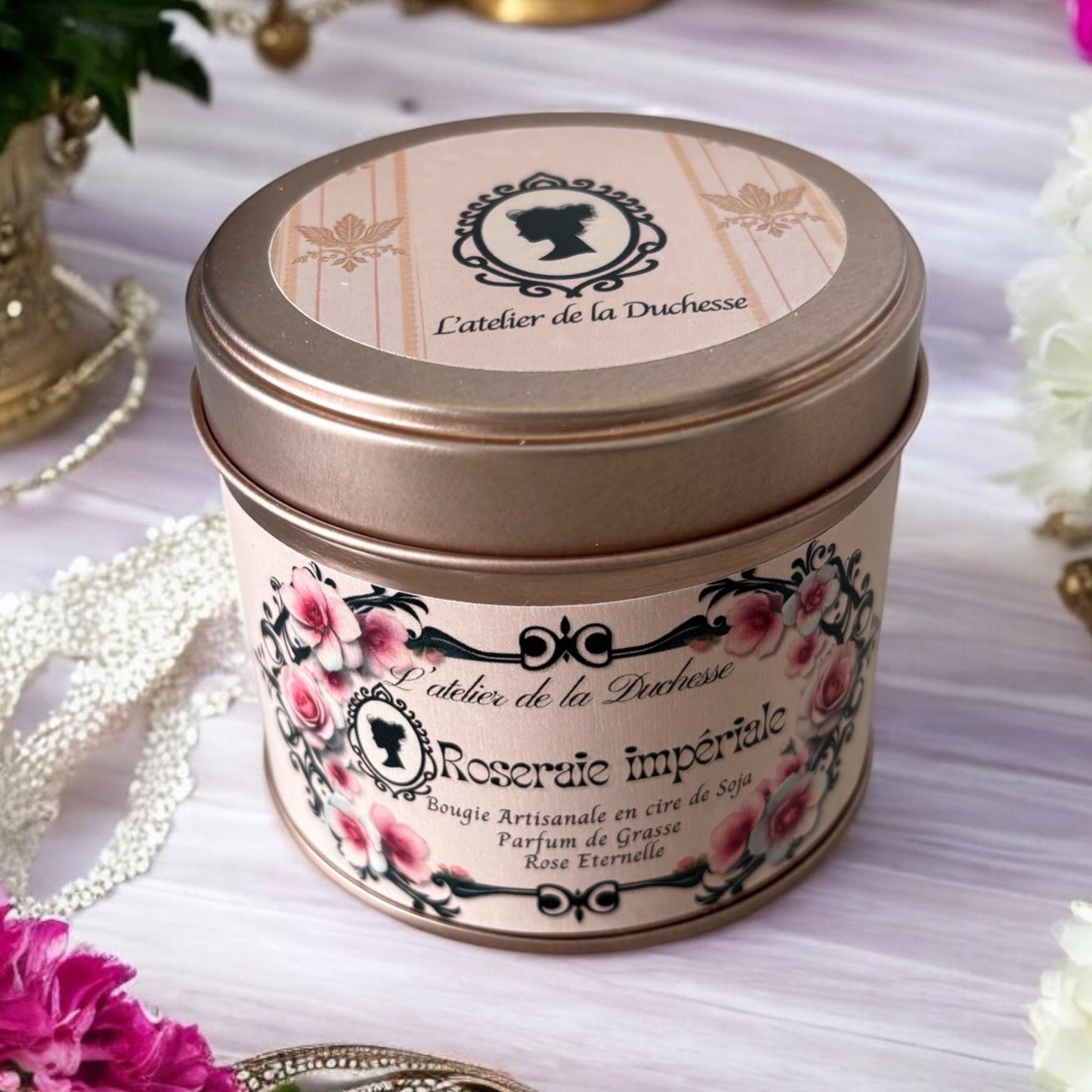 Bougie Roseraie impériale, parfum rose éternelle, bougie Bridgerton, bougie romantique, bougie perles et cristaux, ambiance romantique.
