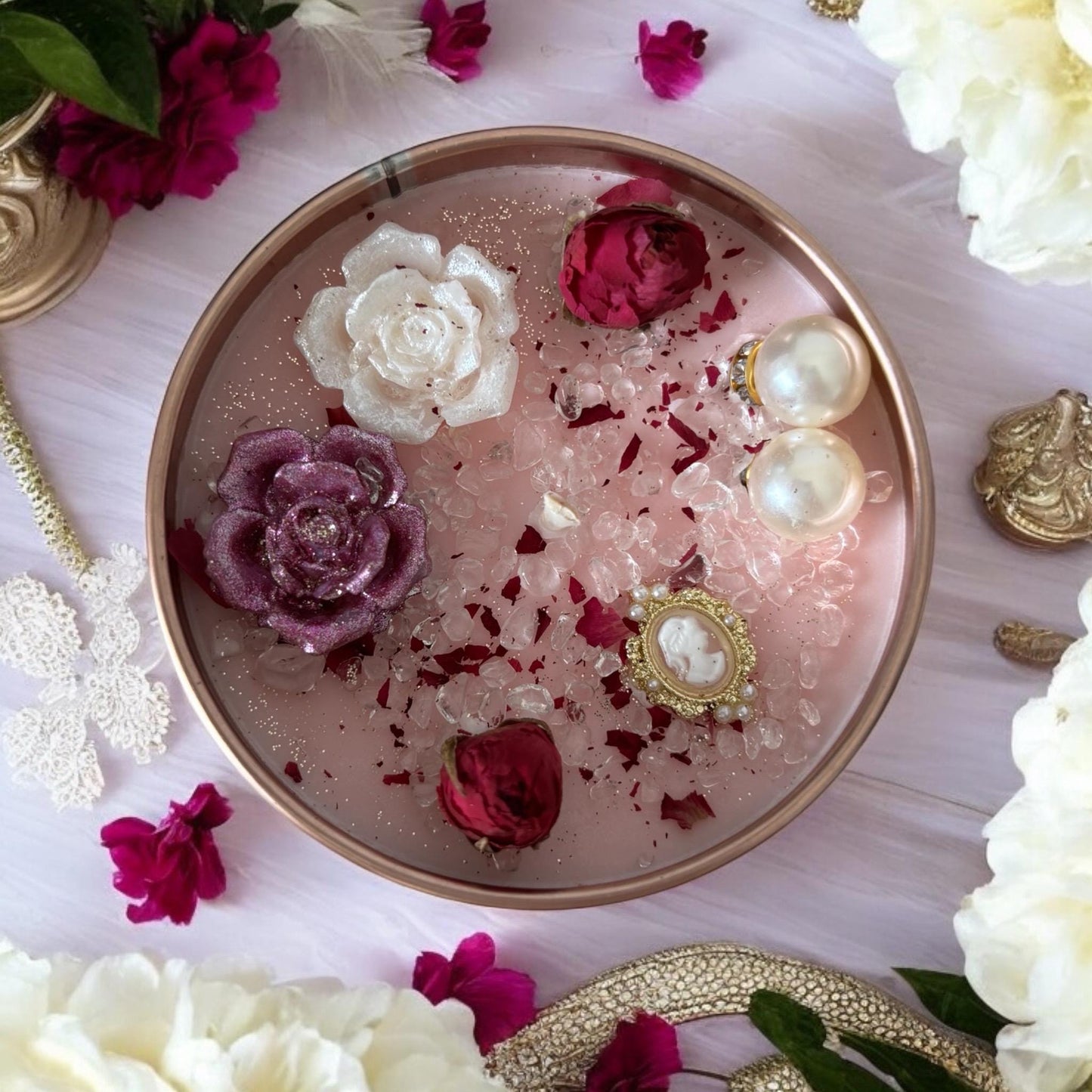 Bougie Roseraie impériale, parfum rose éternelle, bougie Bridgerton, bougie romantique, bougie perles et cristaux, ambiance romantique.