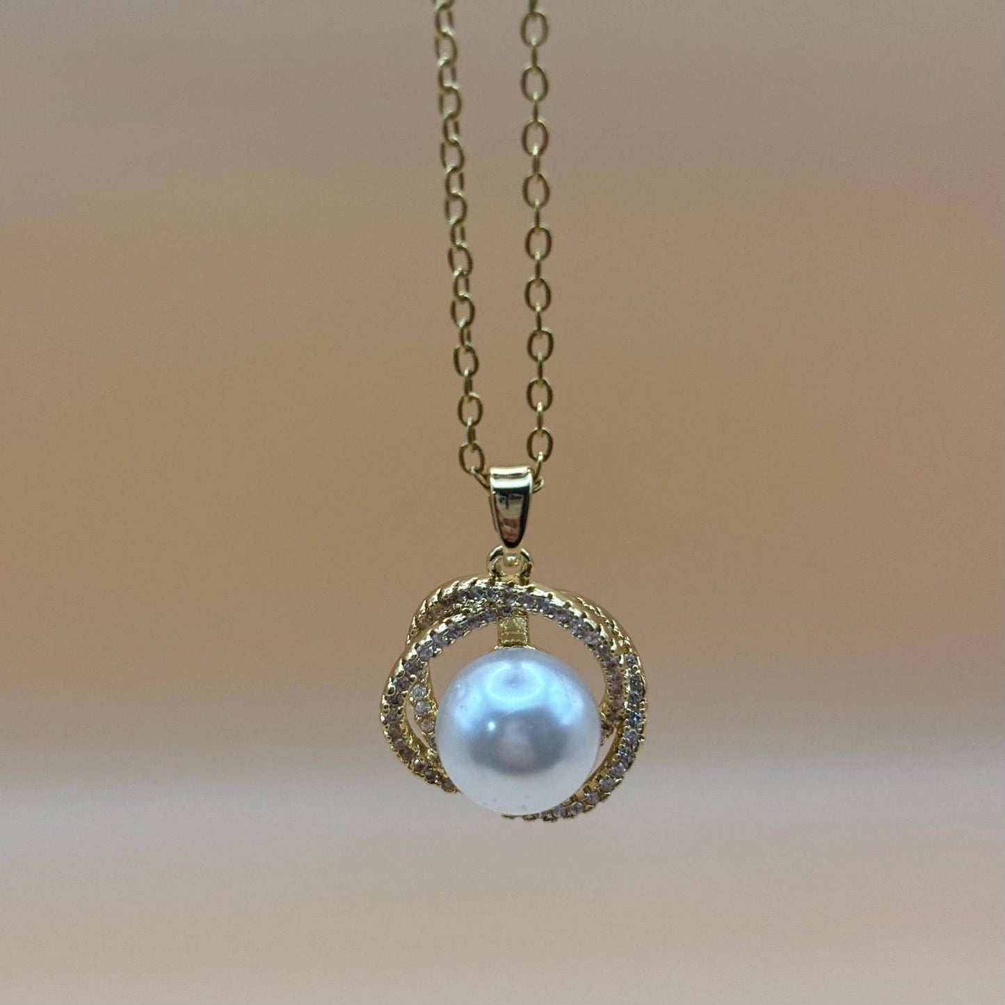 Collier pendentif, collier perle blanche, collier vintage, cadeau élégant, idée cadeau femme.