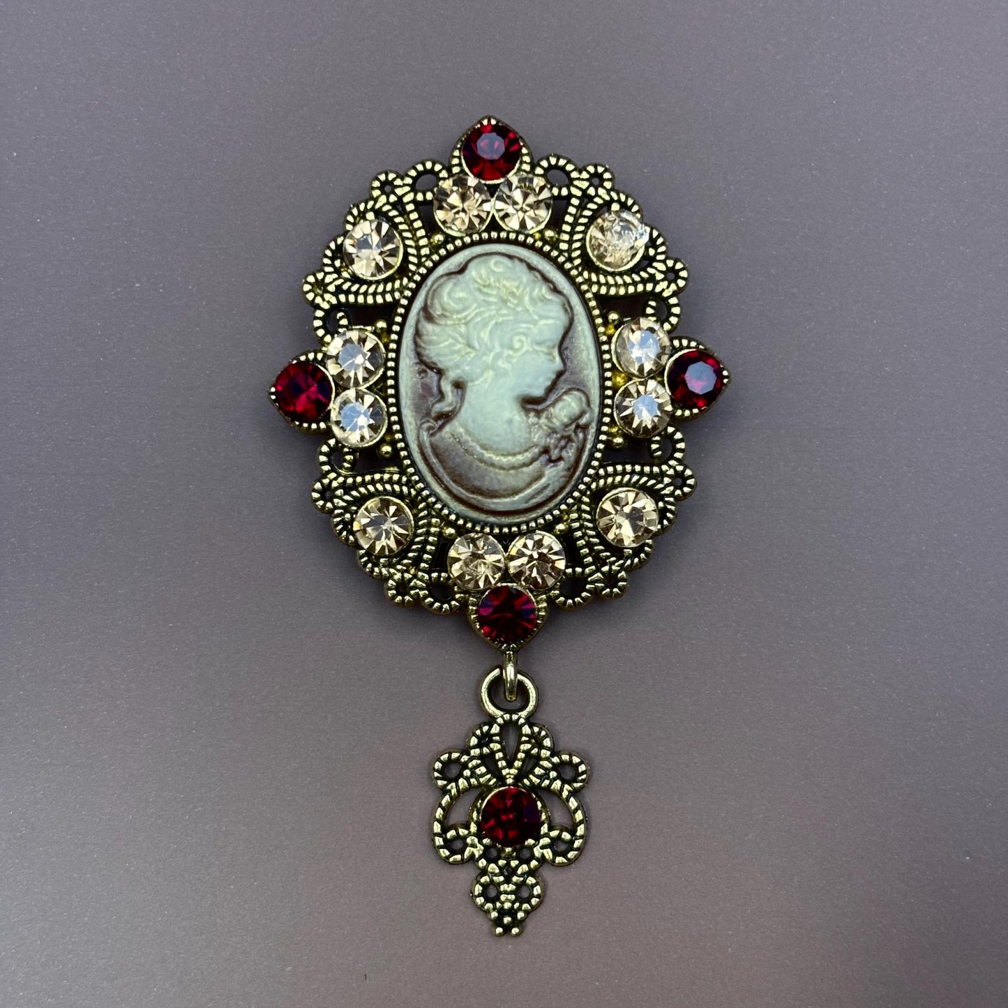 Broche camée, broche ancienne, broche vintage, bijou victorien, accessoire vintage chic, Bridgerton