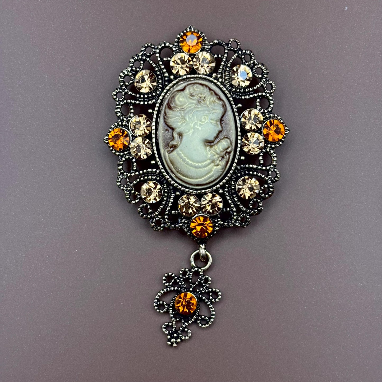 Broche camée, broche ancienne, broche vintage, bijou victorien, accessoire vintage chic, Bridgerton