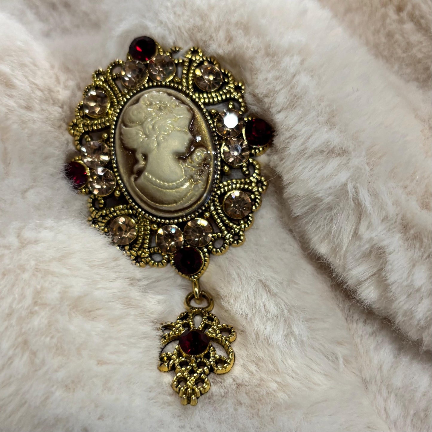 Broche camée, broche ancienne, broche vintage, bijou victorien, accessoire vintage chic, Bridgerton