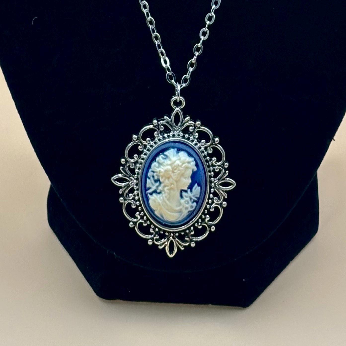 Collier camée bleu style victorien, bijou romantique façon Brigderton, bijou vintage.