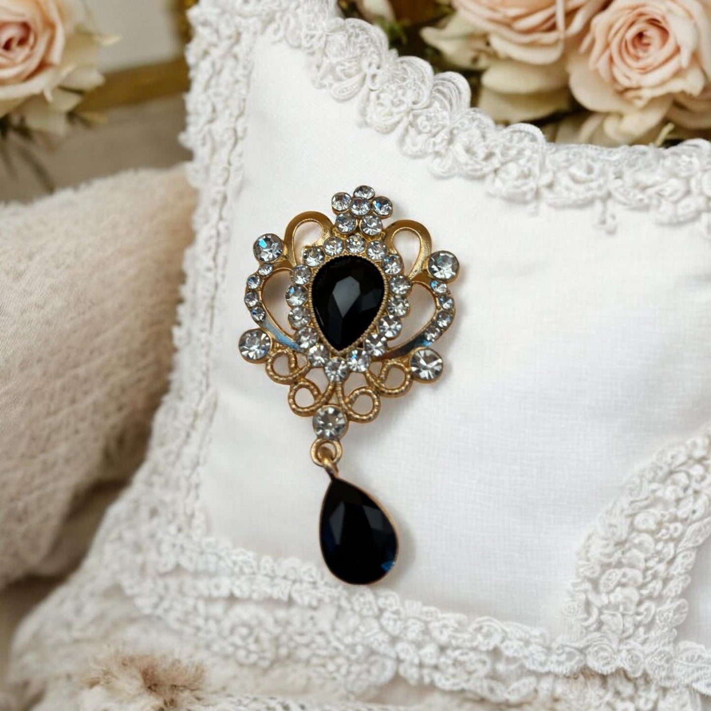 Broche raffinée, Bridgerton, bijou victorien, accessoire chic.