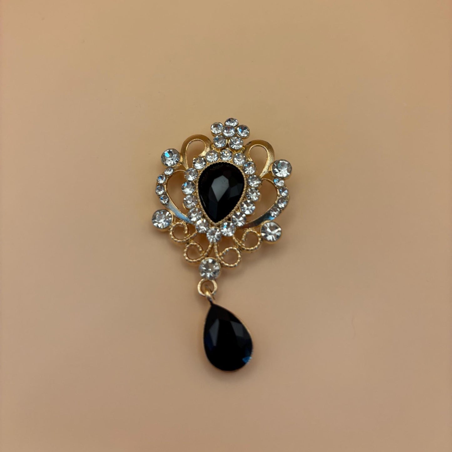 Broche raffinée, Bridgerton, bijou victorien, accessoire chic.