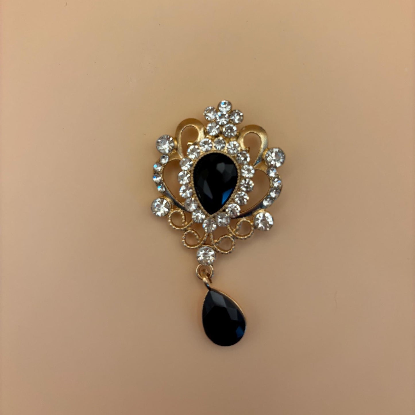 Broche raffinée, Bridgerton, bijou victorien, accessoire chic.