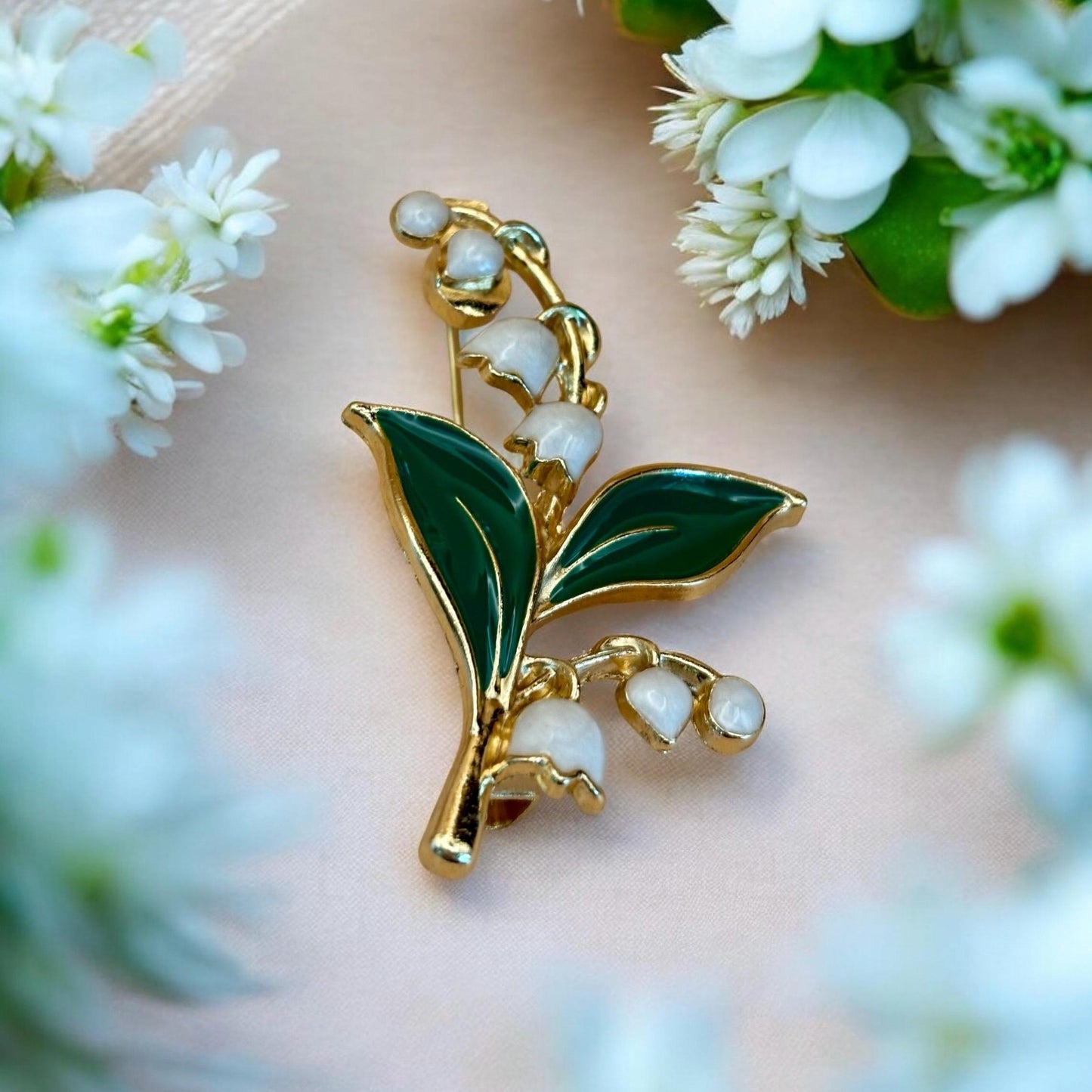 Broche branche dorée – Feuilles vertes & fleurs blanches – Bijou botanique chic