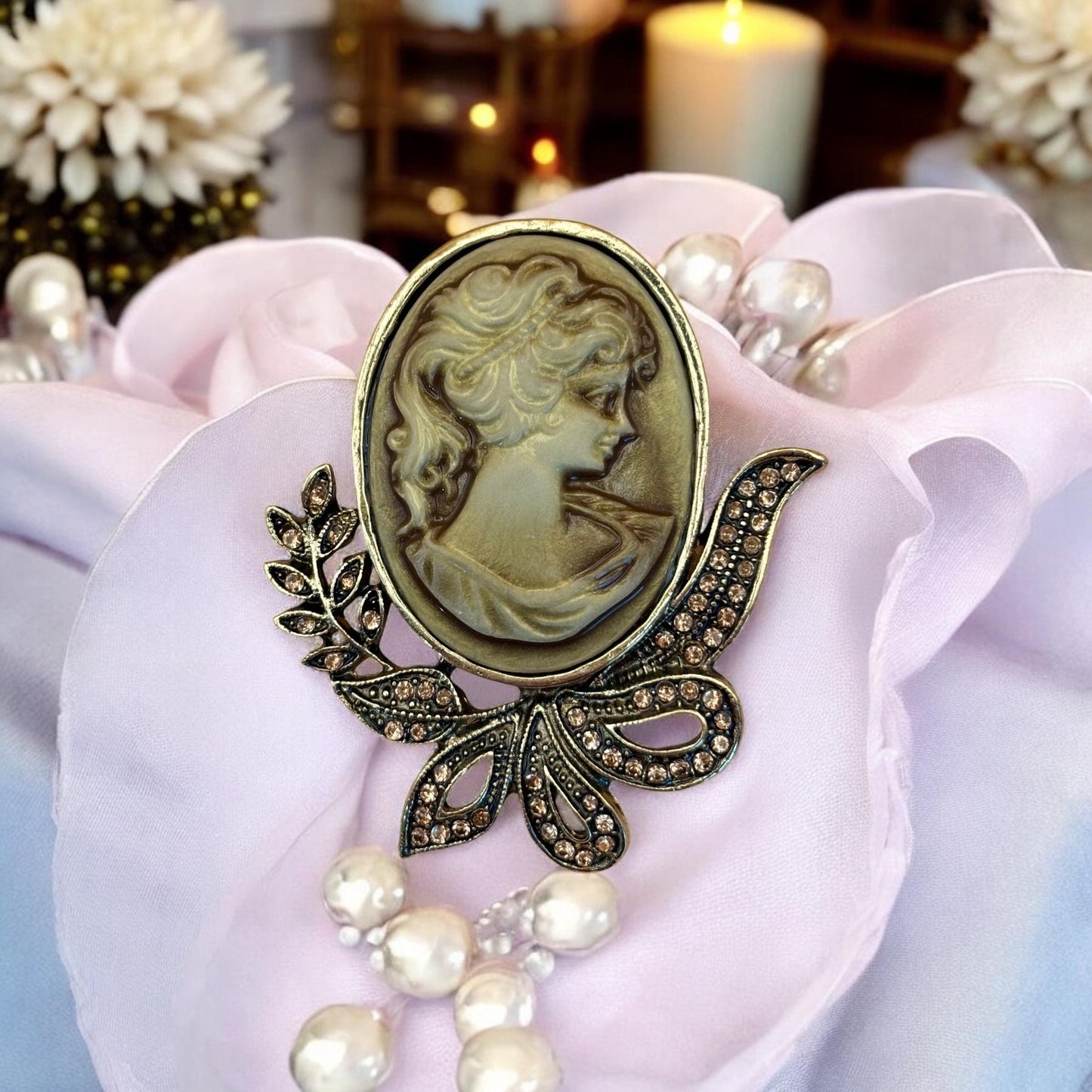 Broche camée vintage style victorien, bijou romantique esprit Bridgerton, accessoire chic, pièce romantique et intemporelle.