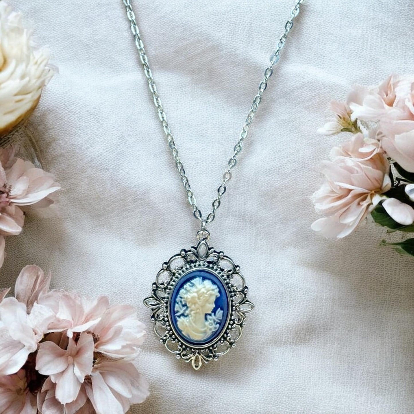 Collier camée bleu style victorien, bijou romantique façon Brigderton, bijou vintage.