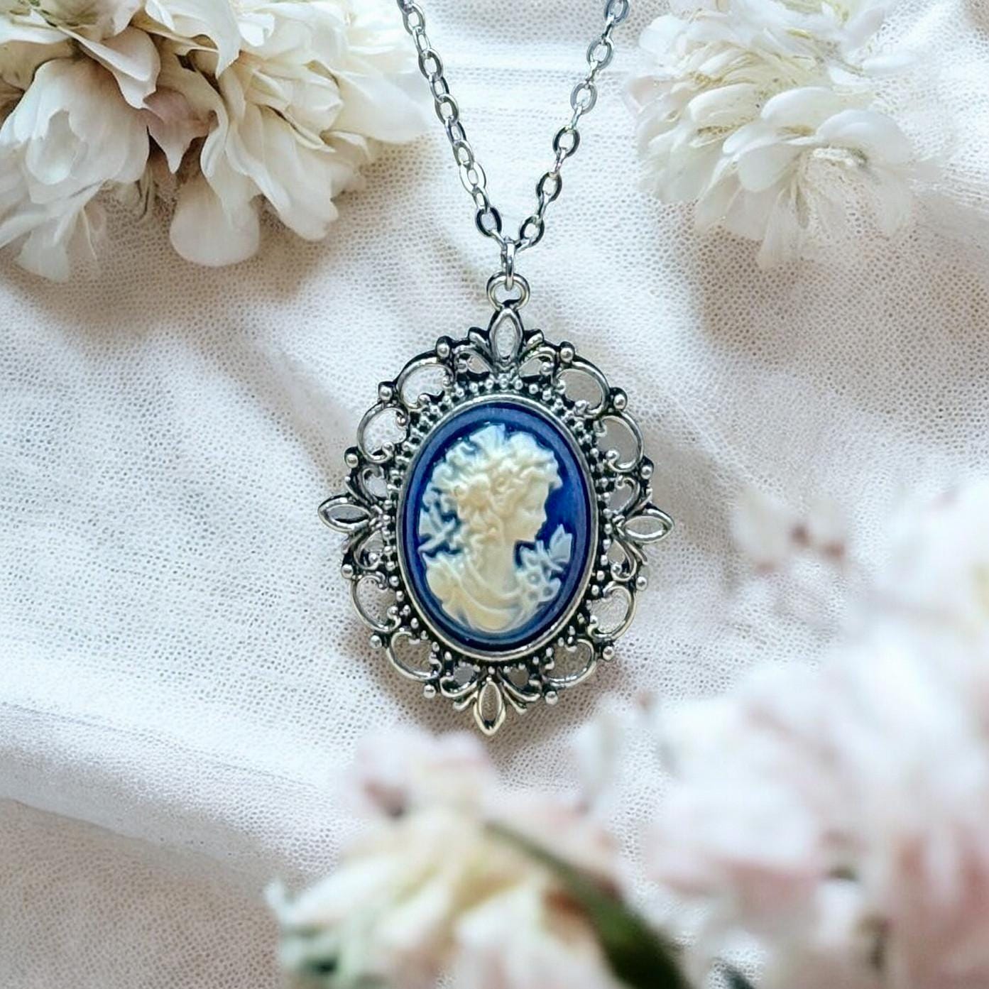 Collier camée bleu style victorien, bijou romantique façon Brigderton, bijou vintage.
