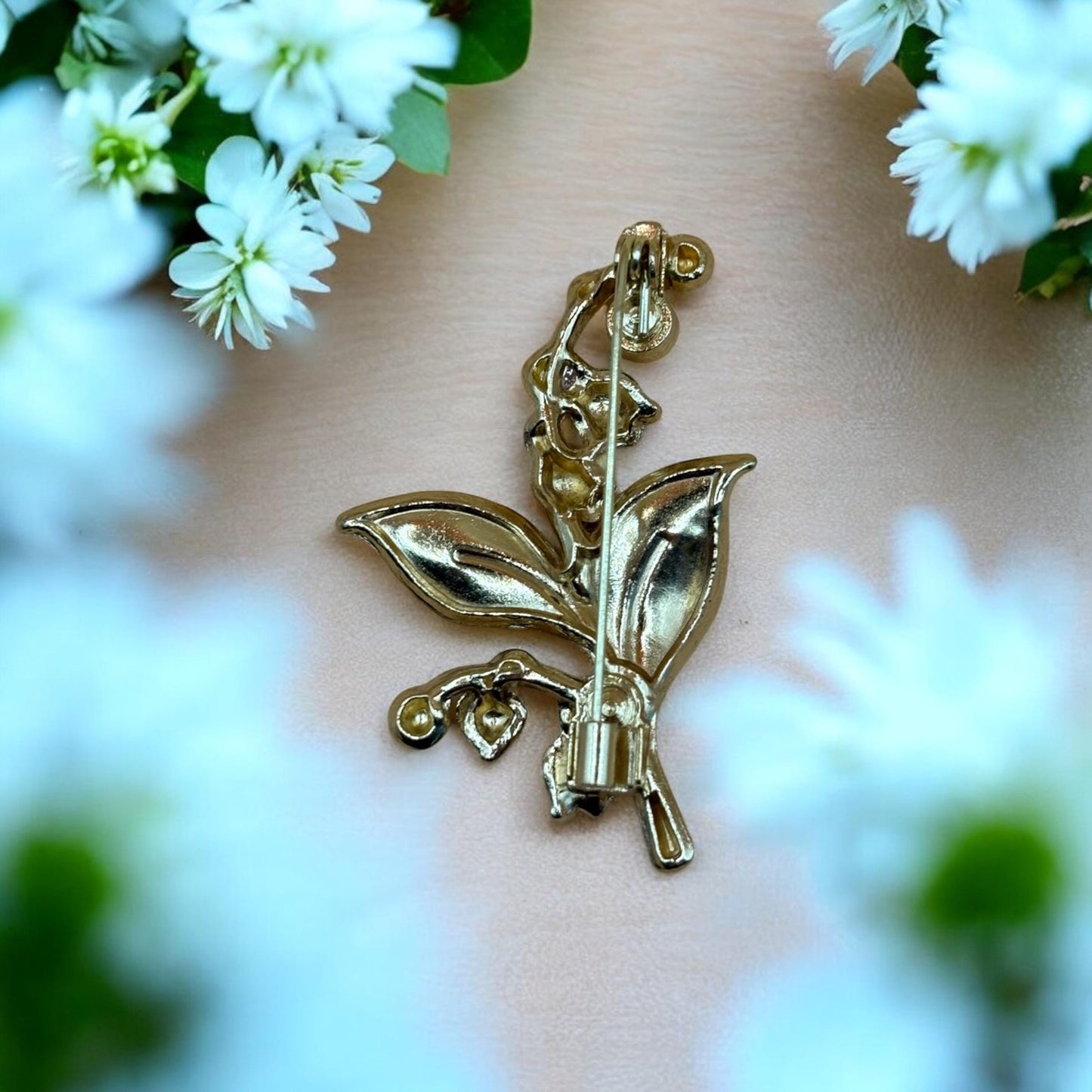 Broche branche dorée – Feuilles vertes & fleurs blanches – Bijou botanique chic