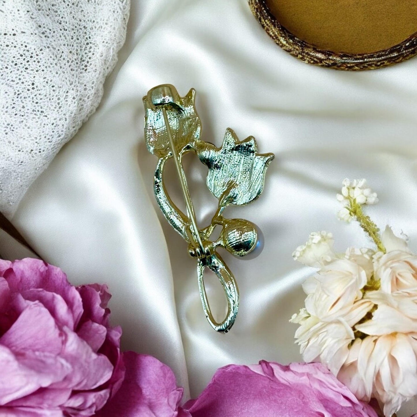 Broche fleur dorée chic – Strass argent & perle blanche – Style Bridgerton romantique