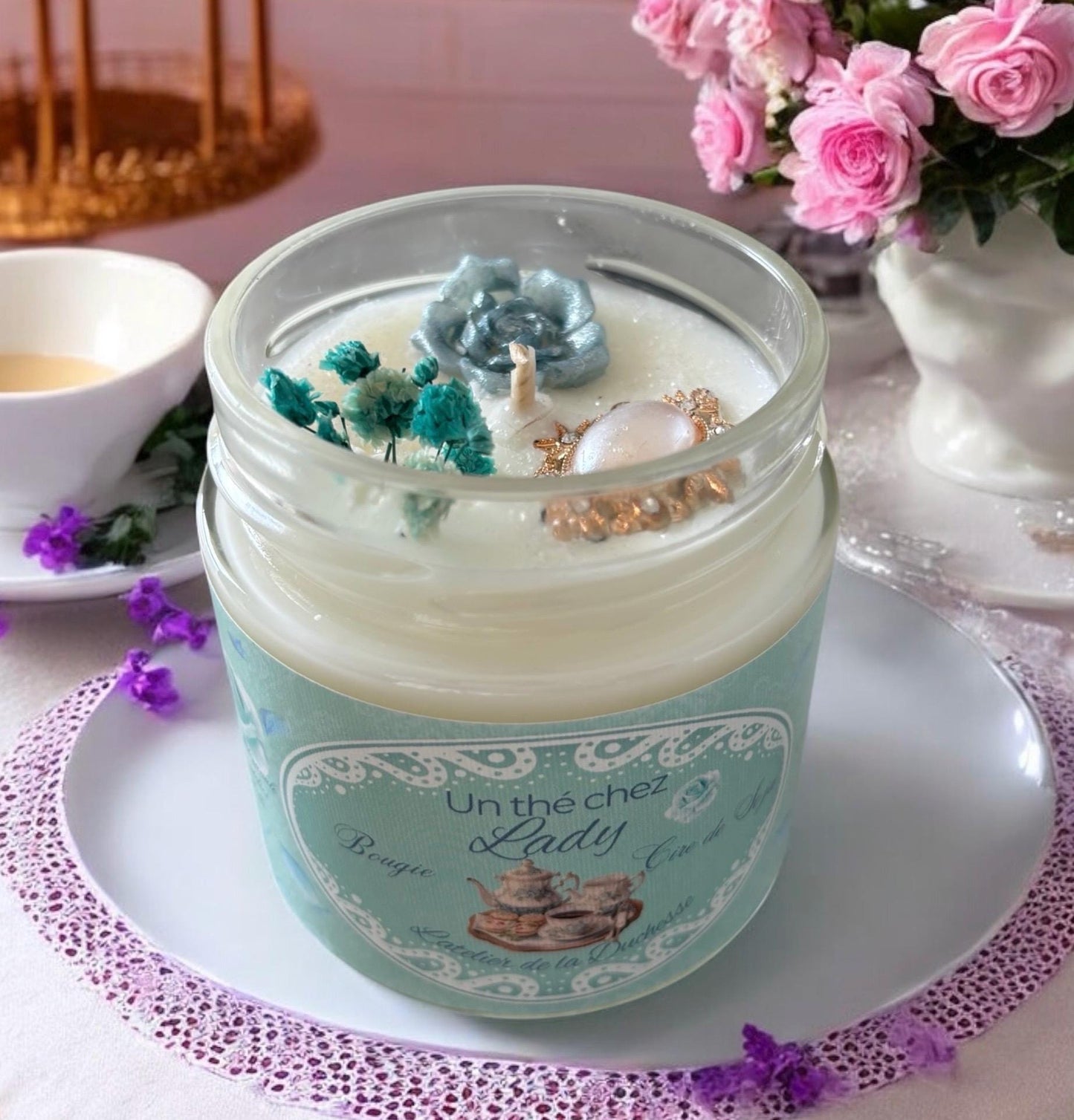 Bougie un thé chez Lady, parfum agrumes et sauges, bougie anglaise, bougie Bridgerton, bougie parfumée, bougie décorative, bougie florale.