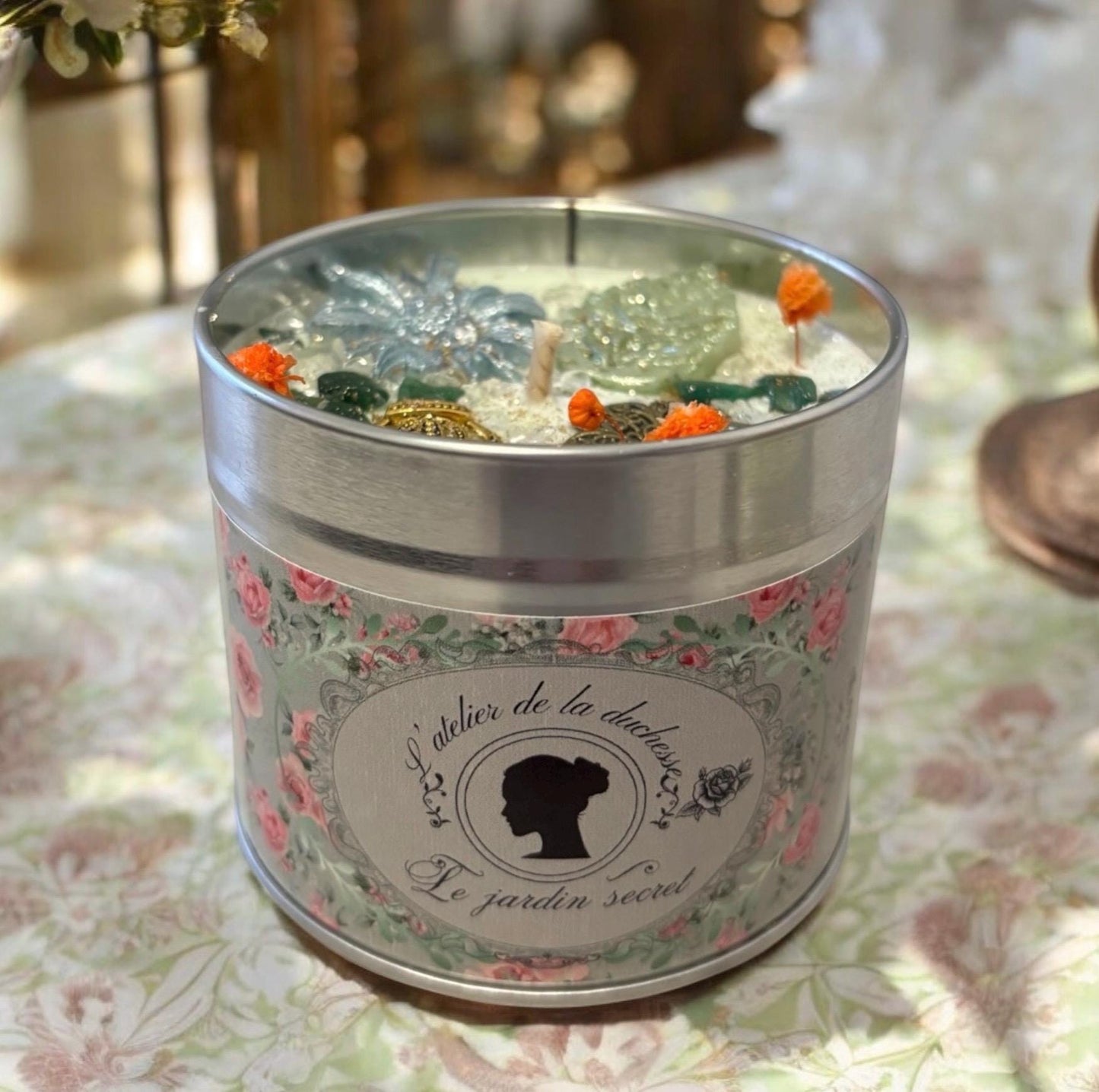 Bougie le jardin secret, parfum pétales d’oranger, bougie anglaise, bougie Bridgerton, bougie florale, pierres d’Aventurine.