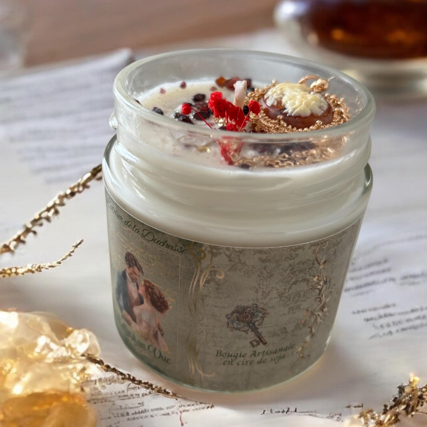 Bougie Lettre à un Duc, parfum cachemire et soie, bougie Bridgerton, pierres de Grenat, bougie shabby chic, cadeau romantique, camée.