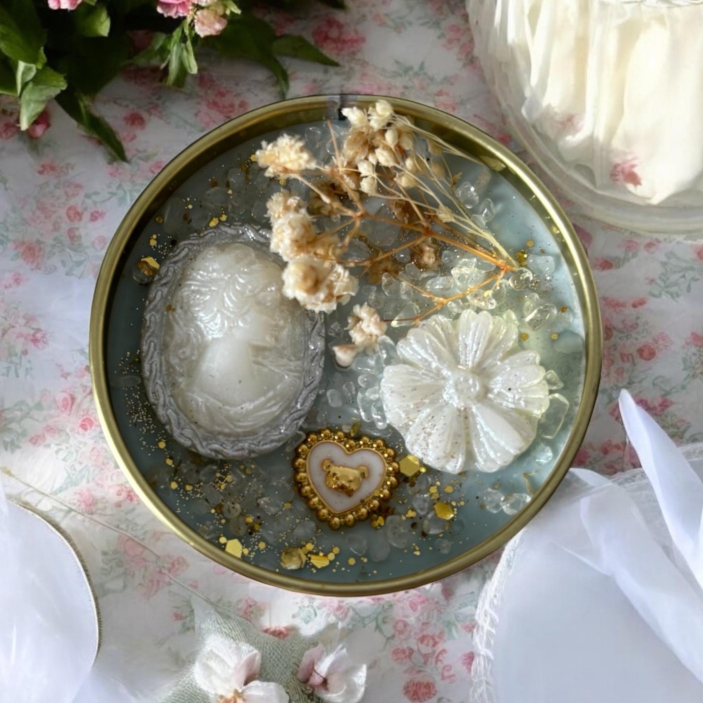 Bougie L'oiseau enchanté, parfum Mimosa, bougie anglaise, bougie Mimosa, bougie shabby chic, bougie avec cristaux, élégance vintage.