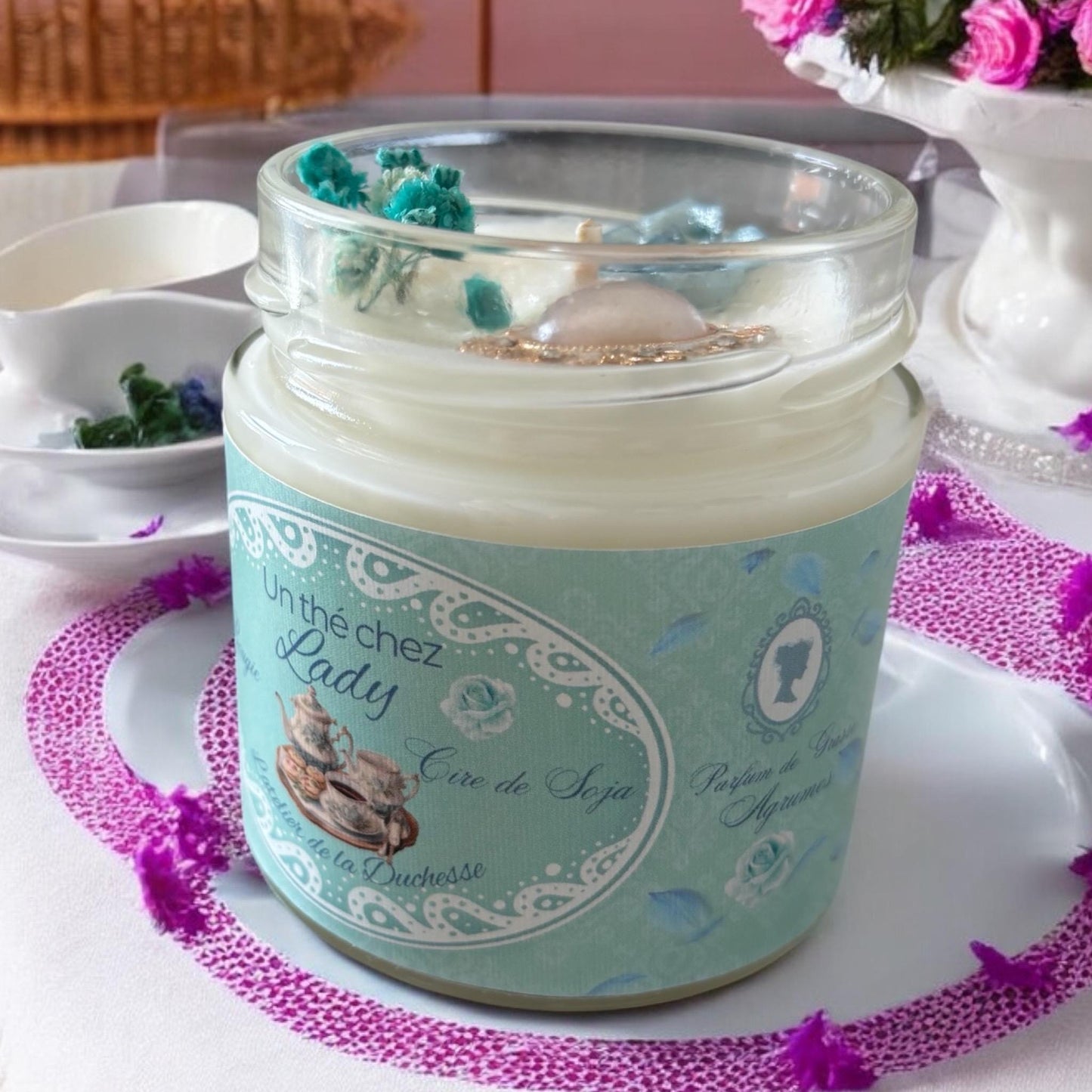 Bougie un thé chez Lady, parfum agrumes et sauges, bougie anglaise, bougie Bridgerton, bougie parfumée, bougie décorative, bougie florale.