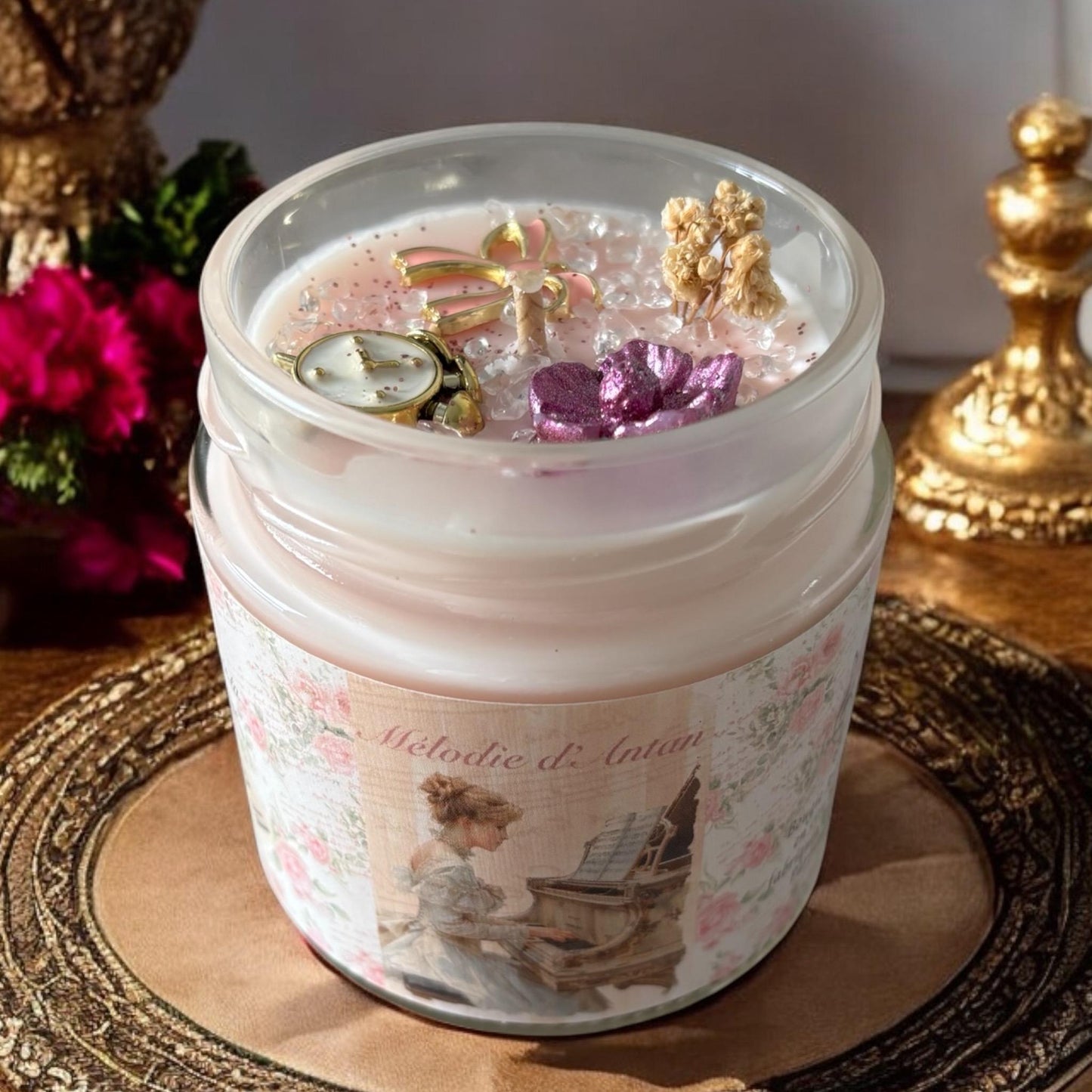 Bougie Mélodie d’Antan, parfum Néroli, bougie anglaise, bougie Bridgerton, bougie victorienne, bougie parfumée, déco élégante.