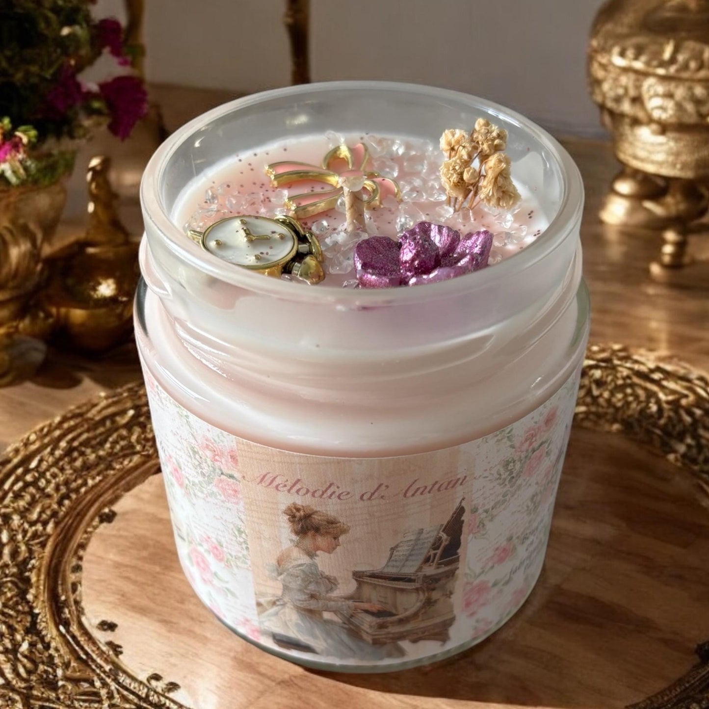 Bougie Mélodie d’Antan, parfum Néroli, bougie anglaise, bougie Bridgerton, bougie victorienne, bougie parfumée, déco élégante.