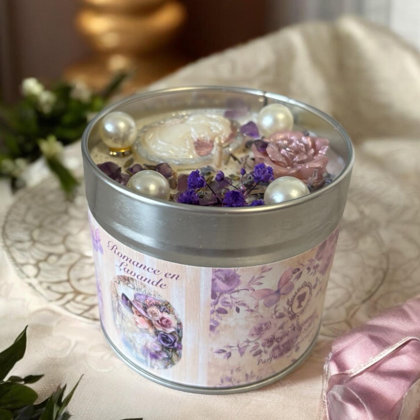 Bougie romance en lavande, parfum rose lavande, bougie anglaise, bougie Bridgerton, bougie shabby chic, bougie aux fleurs séchées.