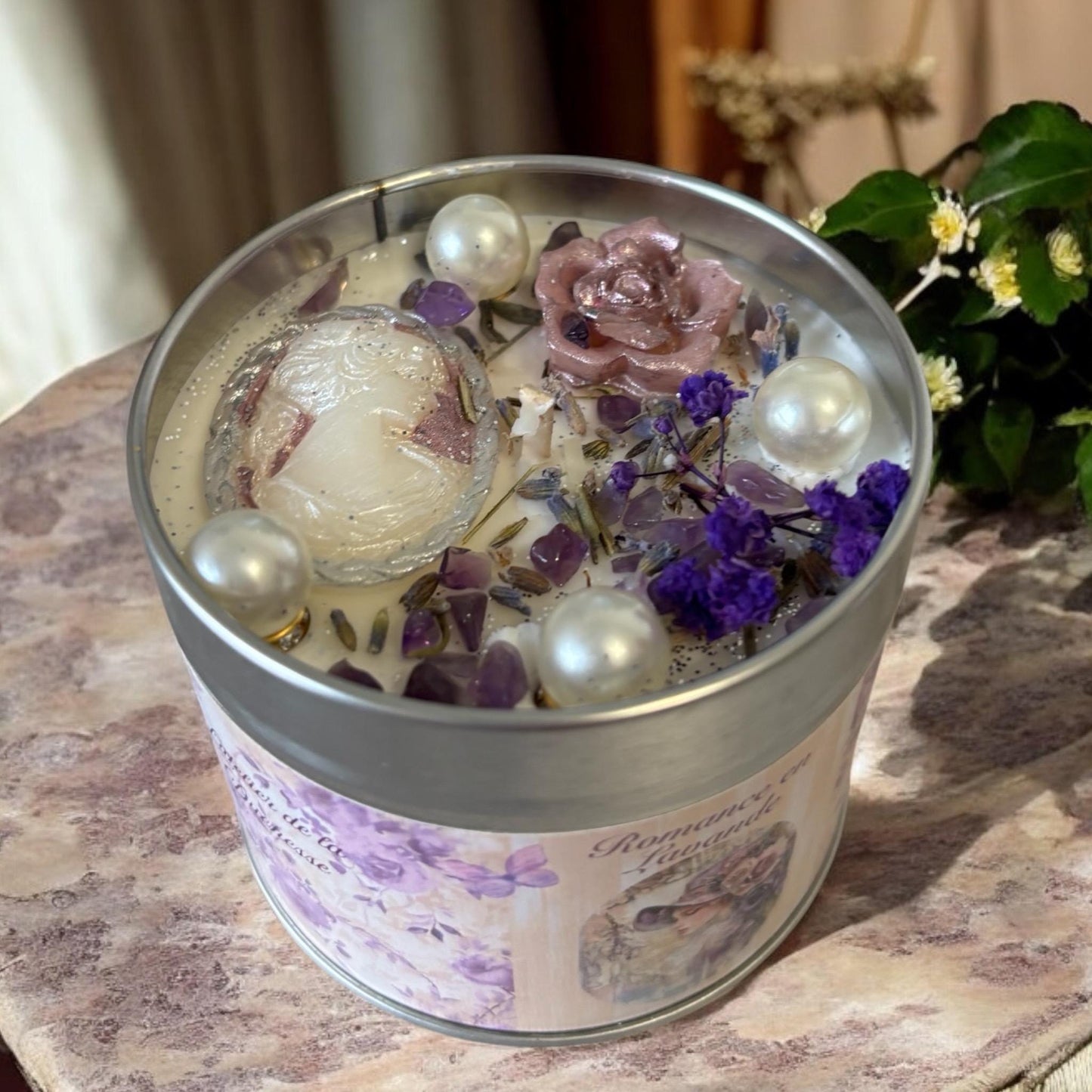 Bougie romance en lavande, parfum rose lavande, bougie anglaise, bougie Bridgerton, bougie shabby chic, bougie aux fleurs séchées.