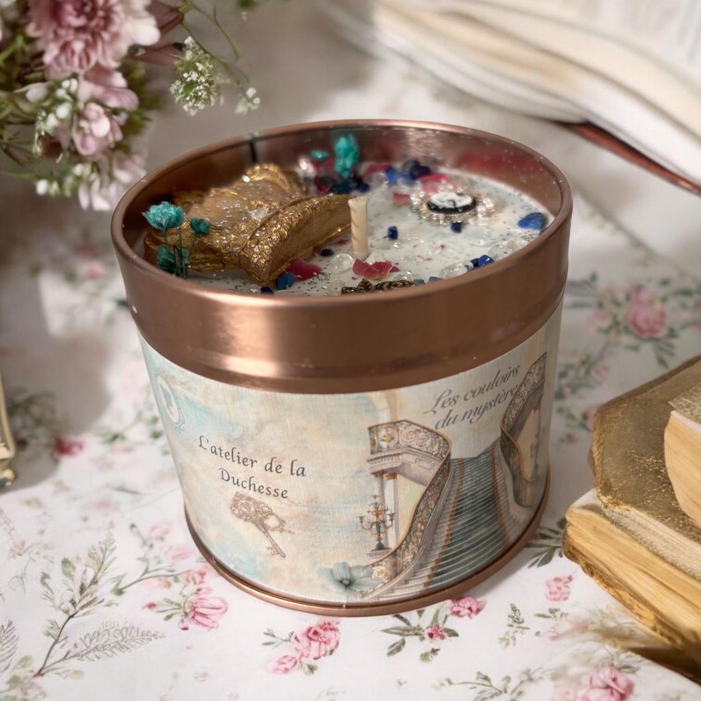 Bougie Les couloirs du mystère, parfum Patchouli, bougie anglaise, bougie Bridgerton, cire végétale, bougie shabby chic, style vintage.