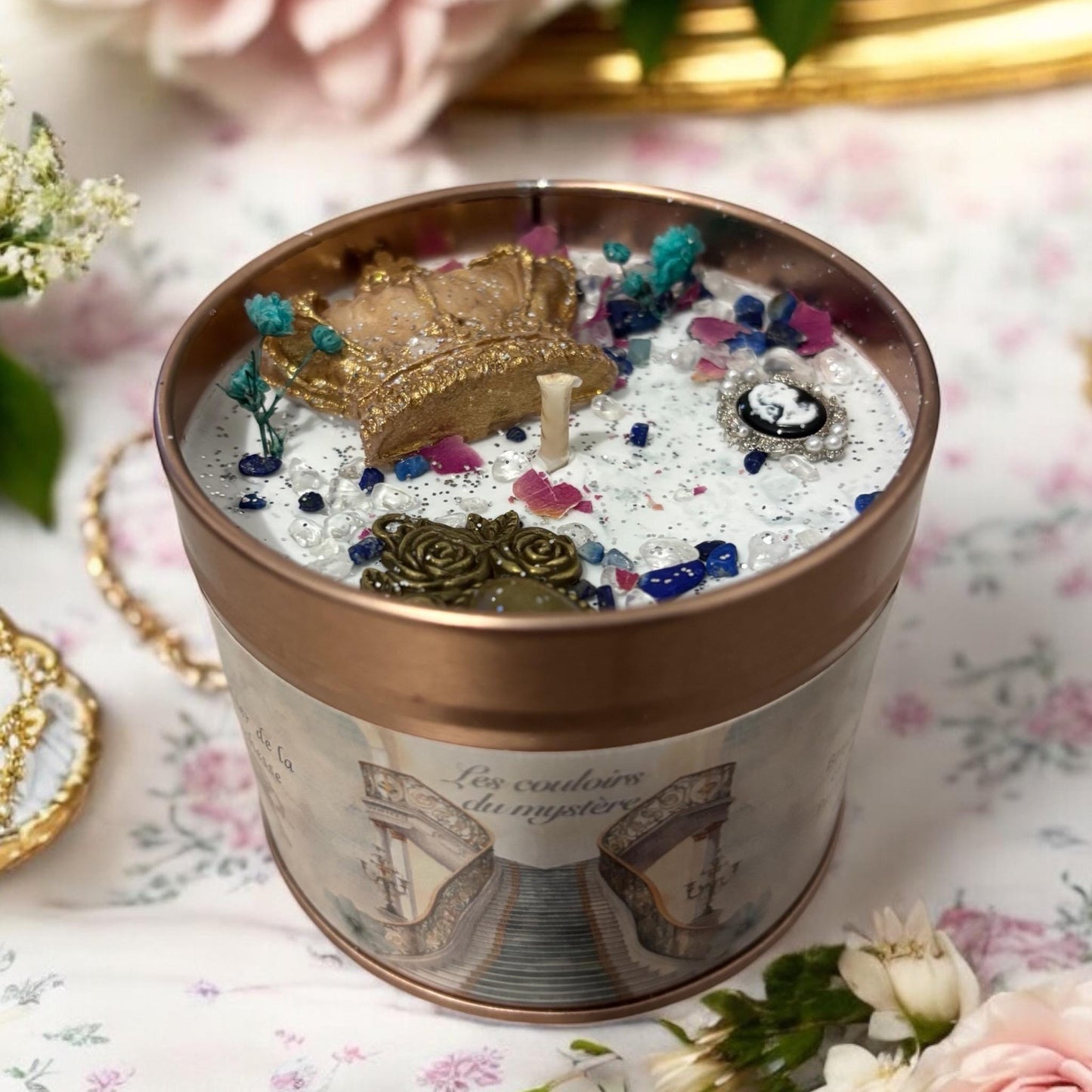 Bougie Les couloirs du mystère, parfum Patchouli, bougie anglaise, bougie Bridgerton, cire végétale, bougie shabby chic, style vintage.