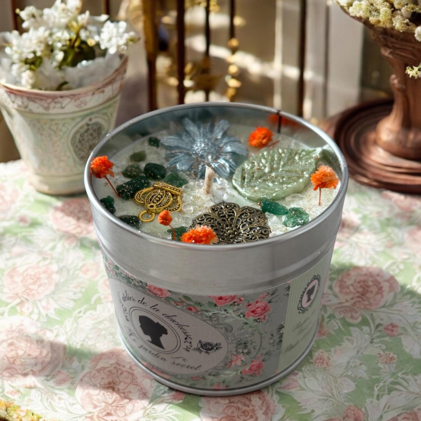 Bougie le jardin secret, parfum pétales d’oranger, bougie anglaise, bougie Bridgerton, bougie florale, pierres d’Aventurine.