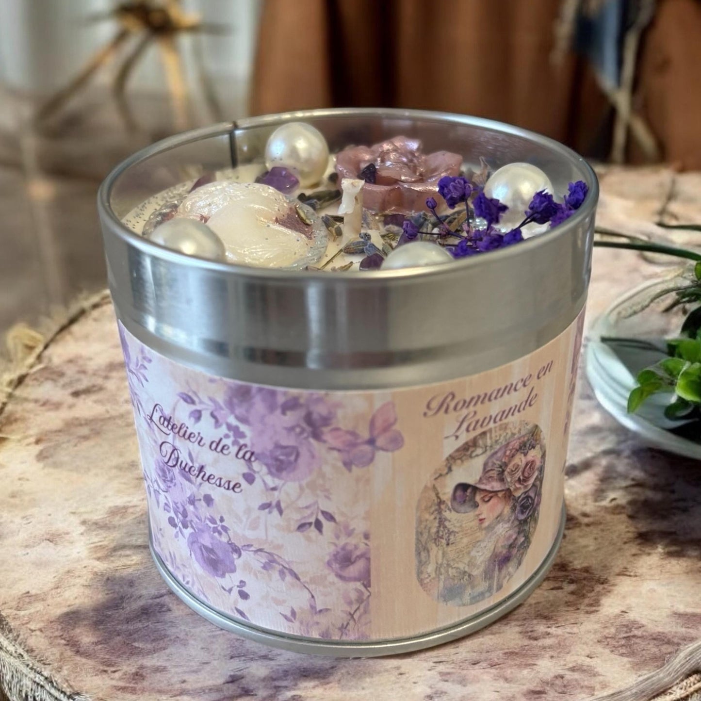 Bougie romance en lavande, parfum rose lavande, bougie anglaise, bougie Bridgerton, bougie shabby chic, bougie aux fleurs séchées.