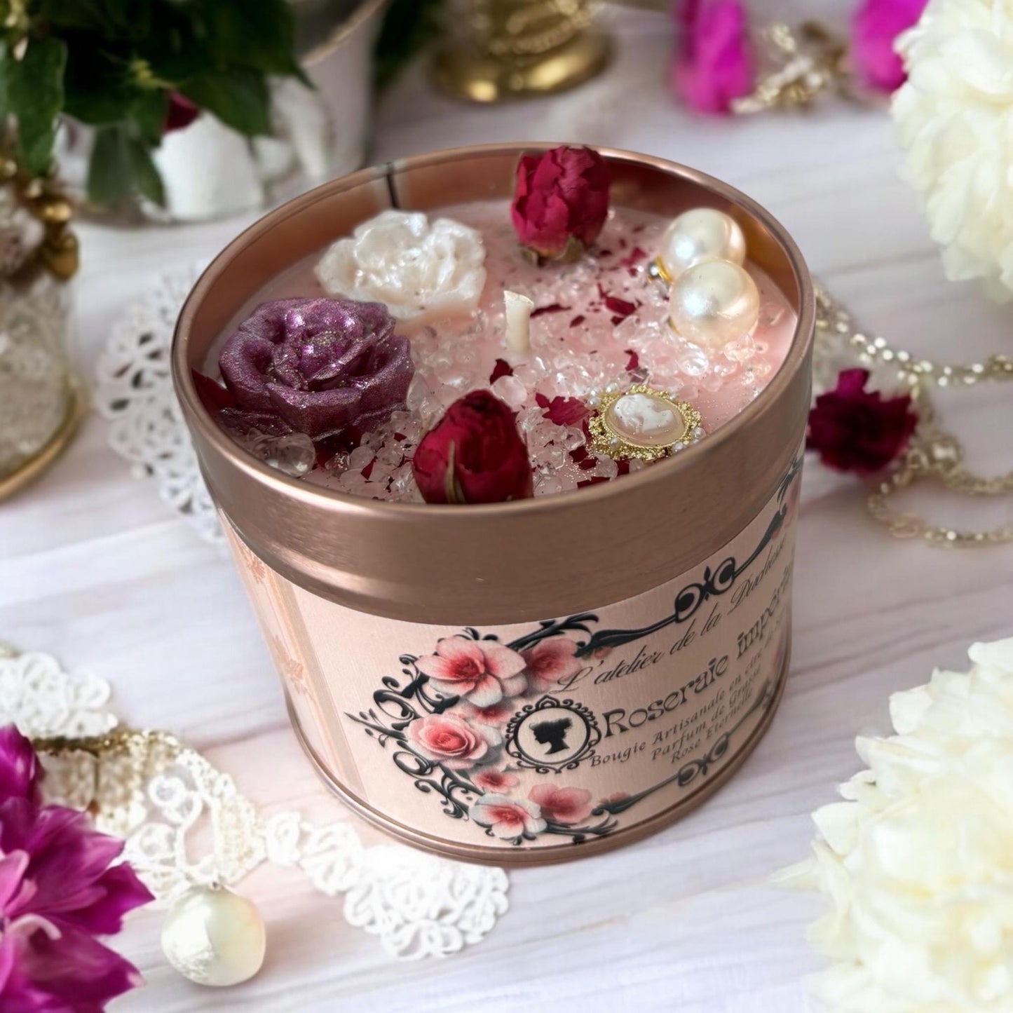Bougie Roseraie impériale, parfum rose éternelle, bougie Bridgerton, bougie romantique, bougie perles et cristaux, ambiance romantique.