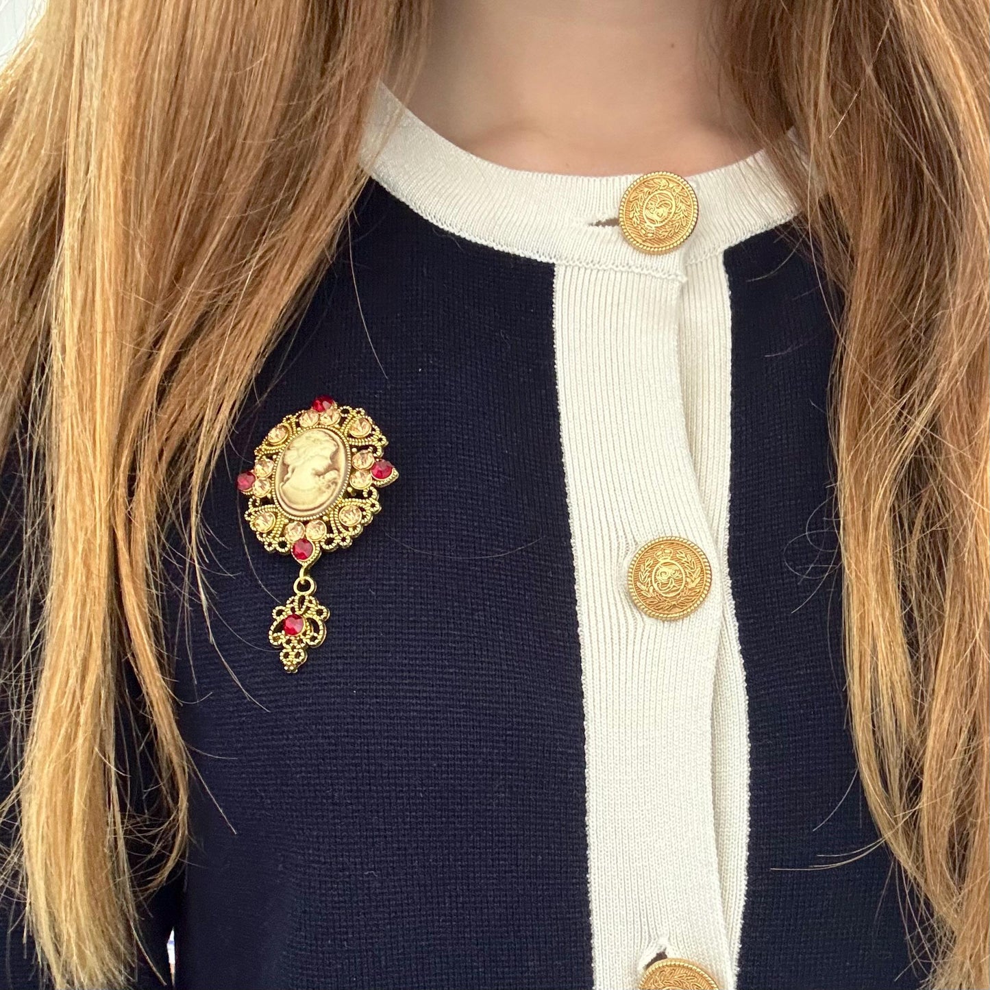 Broche camée, broche ancienne, broche vintage, bijou victorien, accessoire vintage chic, Bridgerton
