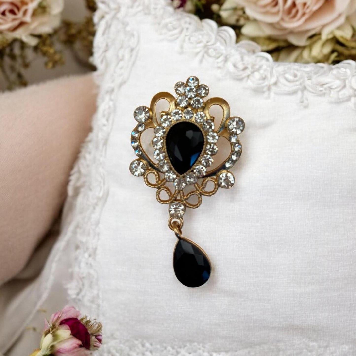 Broche raffinée, Bridgerton, bijou victorien, accessoire chic.