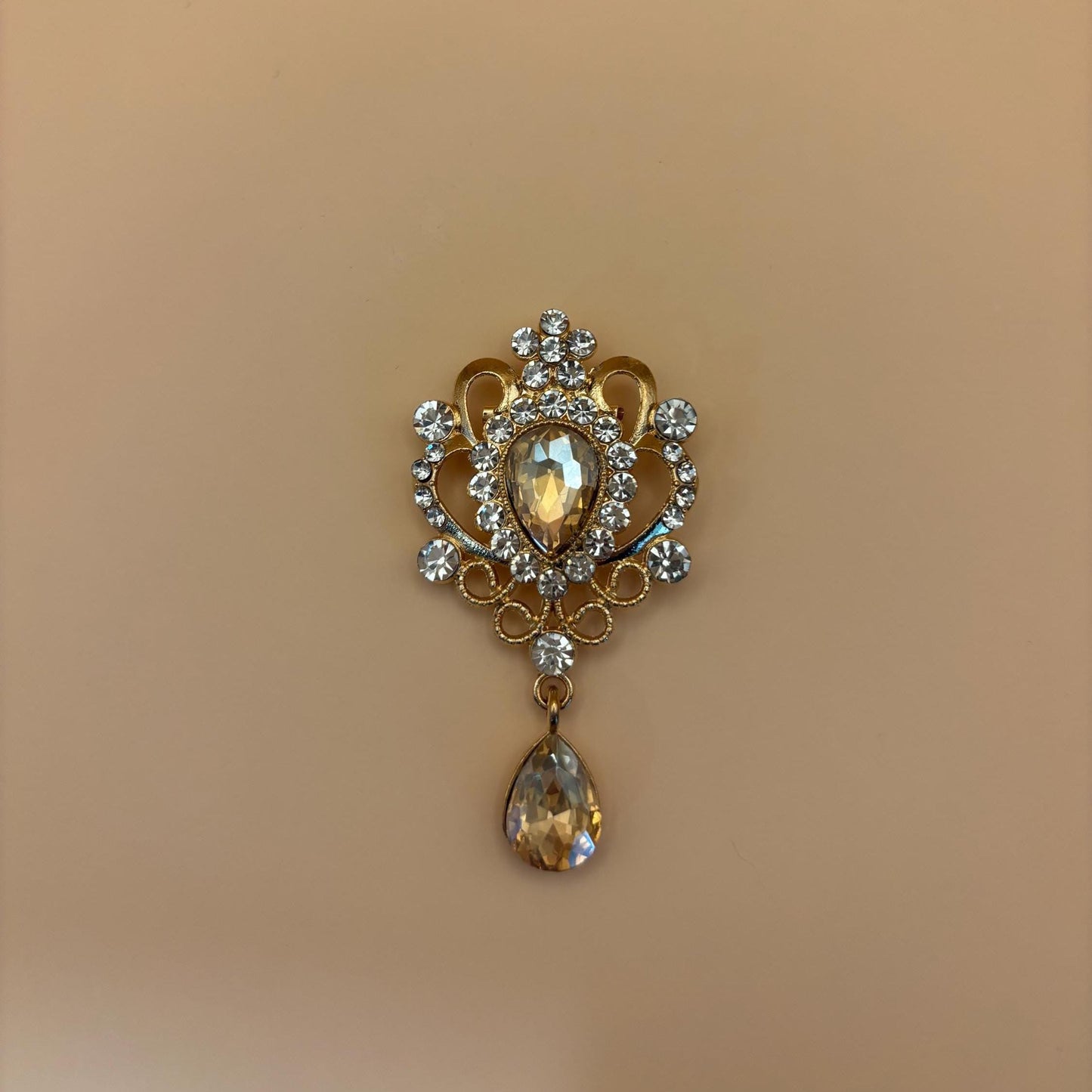 Broche raffinée, Bridgerton, bijou victorien, accessoire chic.