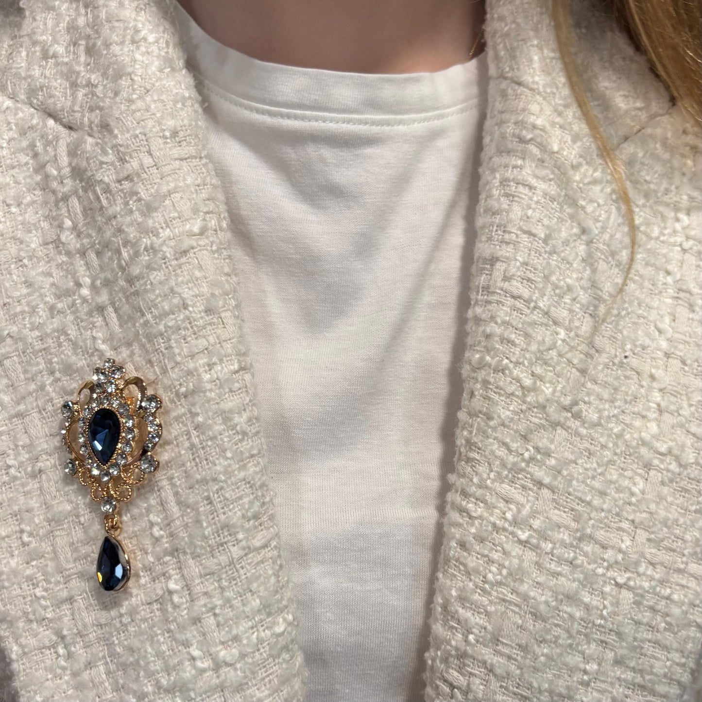 Broche raffinée, Bridgerton, bijou victorien, accessoire chic.