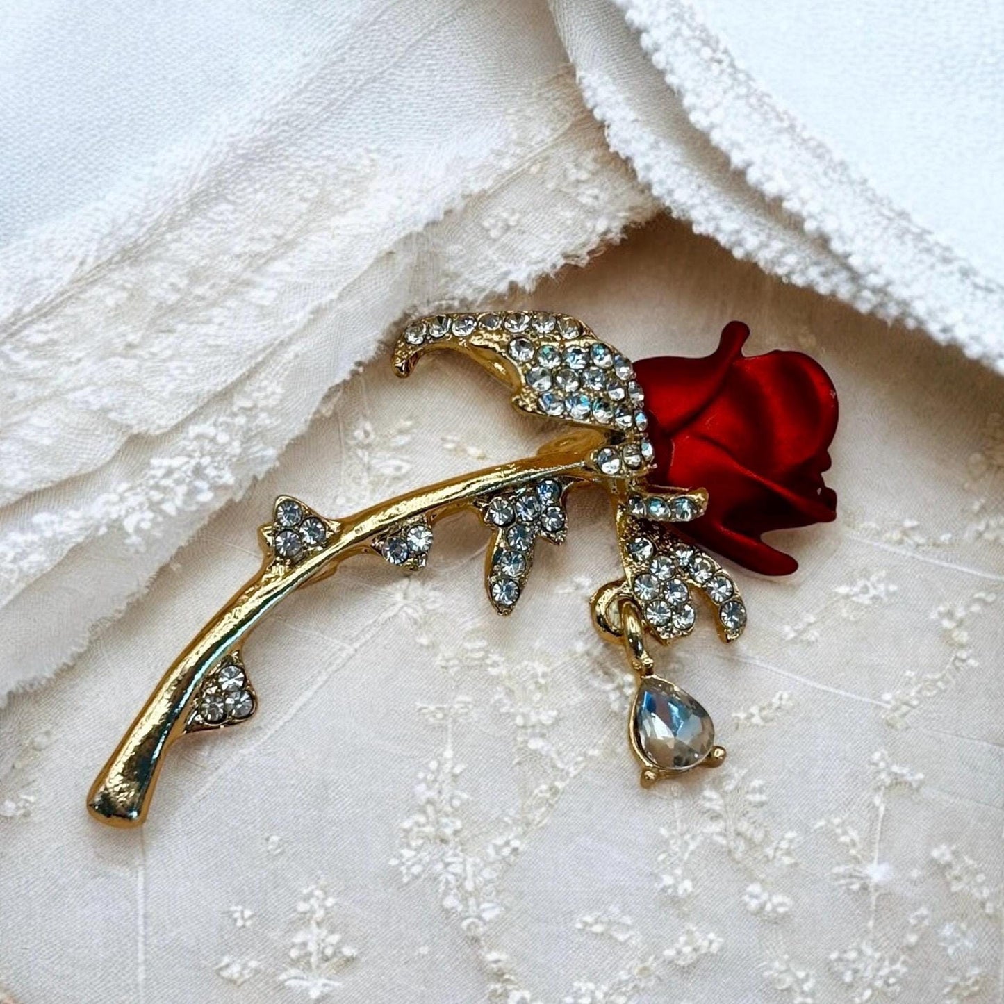 Broche rose rouge – Doré & strass argent – Bijou romantique Bridgerton chic