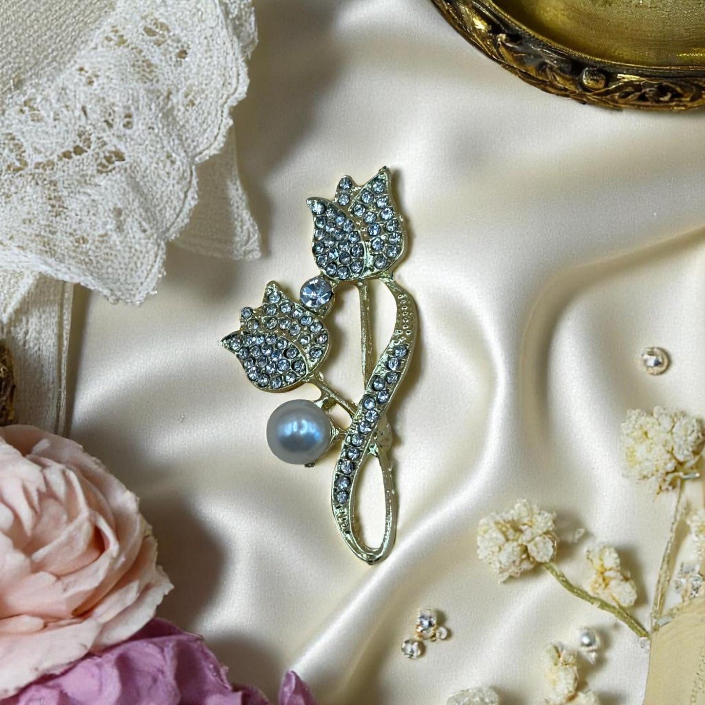 Broche fleur dorée chic – Strass argent & perle blanche – Style Bridgerton romantique